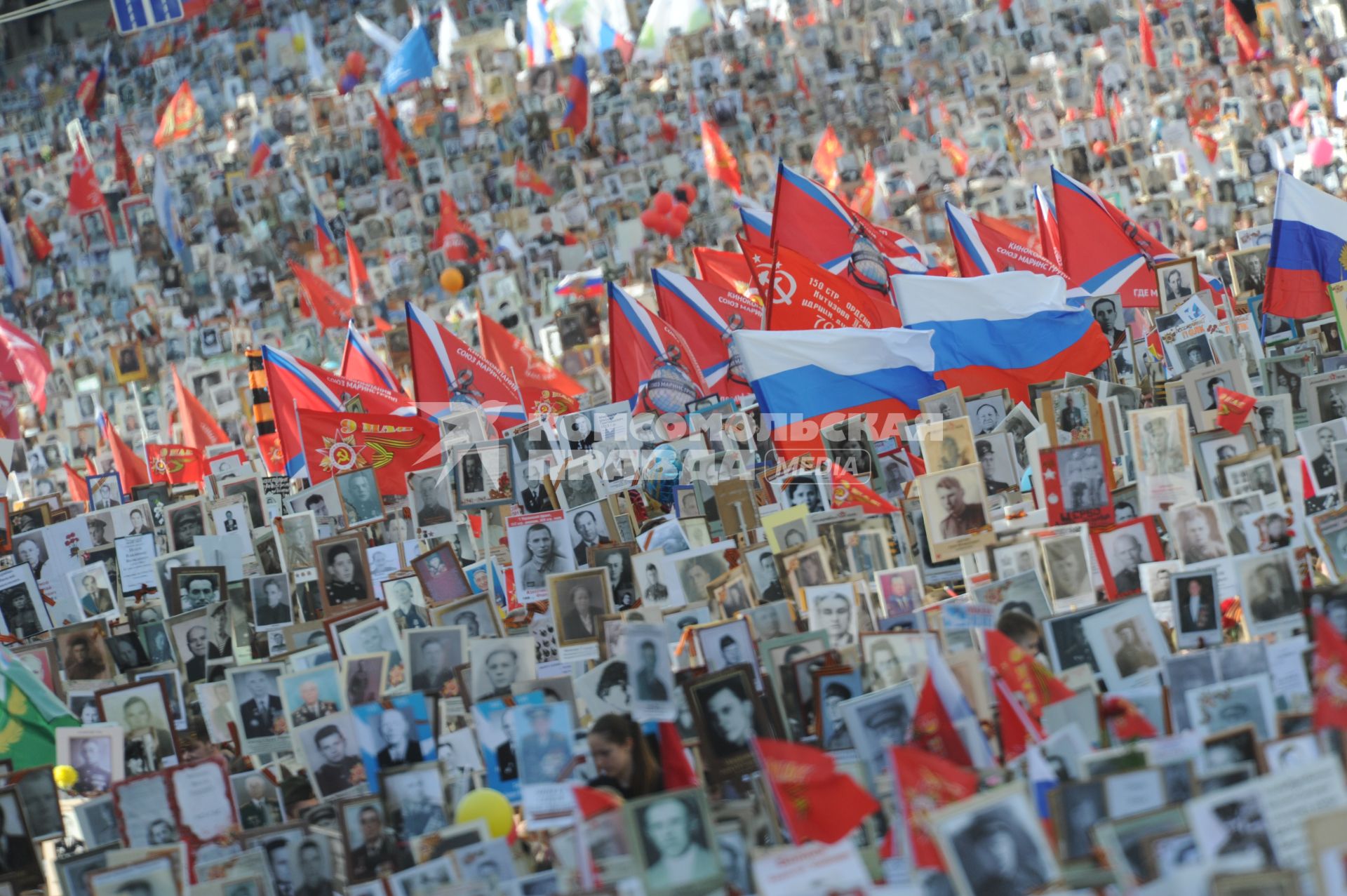 Москва. Участники акции `Бессмертный полк`, посвященной 70-летию Победы в Великой Отечественной войне во время шествия.