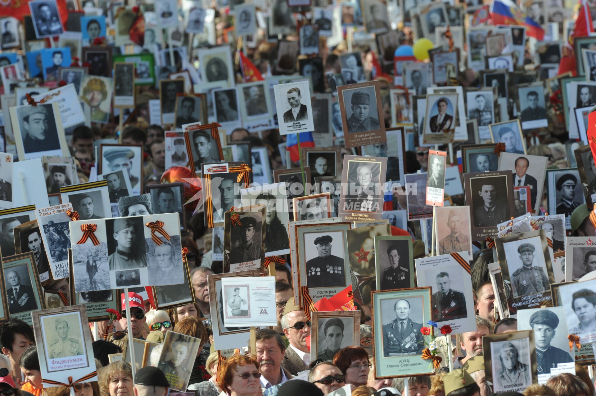 Москва. Участники акции `Бессмертный полк`, посвященной 70-летию Победы в Великой Отечественной войне во время шествия.