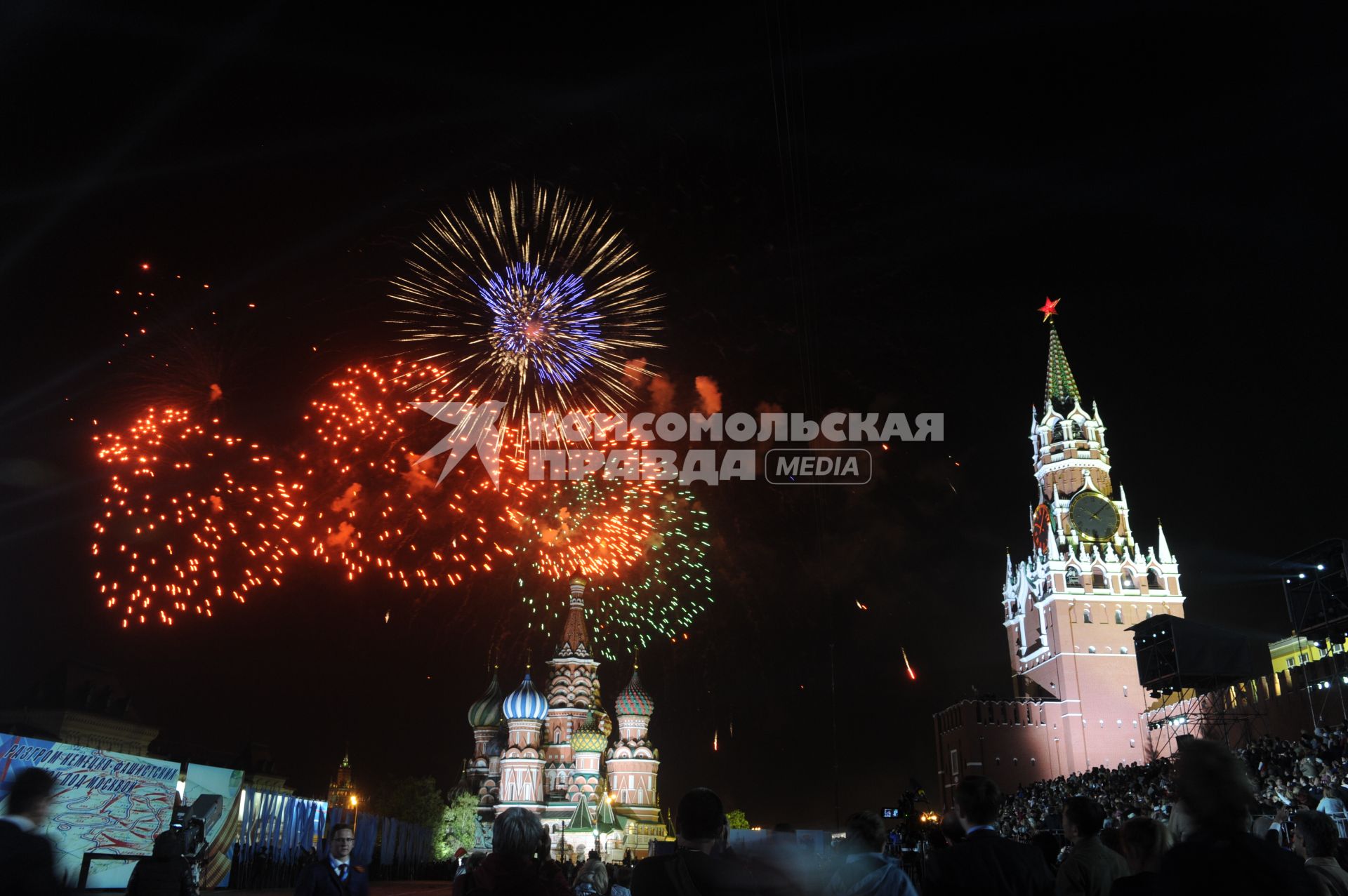 Москва. Праздничный салют на Красной площади, посвященный 70-летию Победы в Великой Отечественной войне.