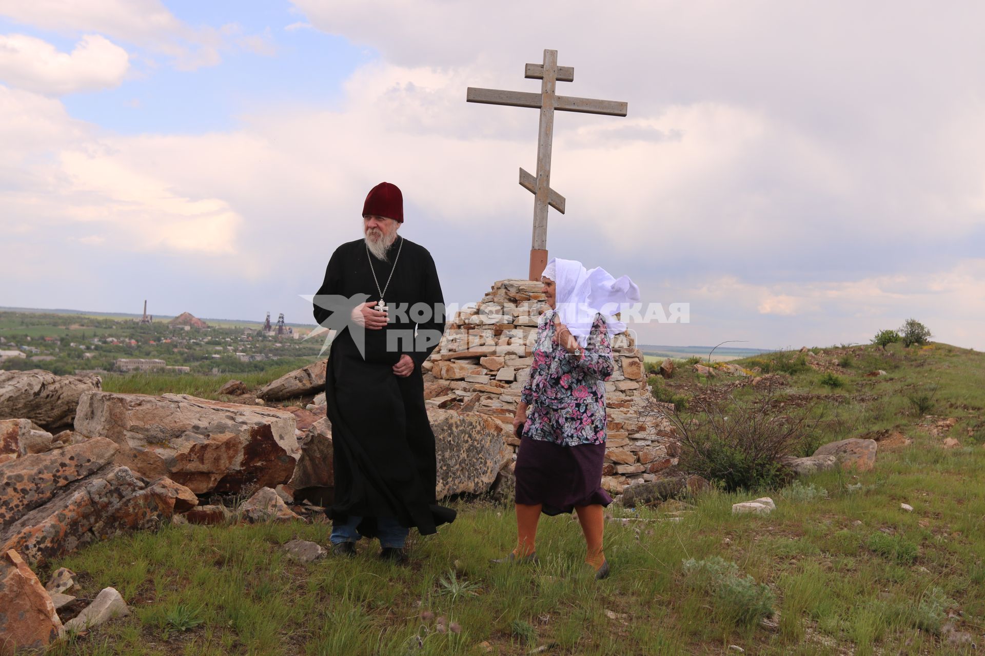 Украина. Донецкая область. п.Ольховатка. Община русских староверов. Отец Александр у одного из трех установленных поклонных крестов.