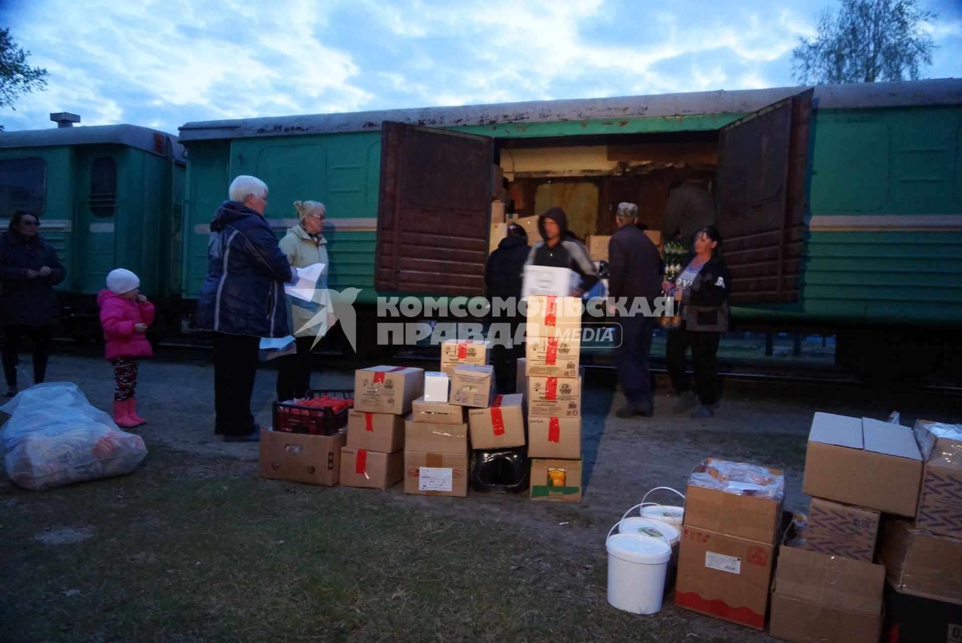 Выгрузка продуктов для магазинов, во время остановки на станции \"Ельничная\". По Алапаевской узкоколейной железной дороге, 1 раз в неделю по четвергам, на почтовом вагоне в составе пасажирского поезда доставляют почту, и продукты для магазинов в отдаленные деревни и села направлении поселка Махнево. Свердловская область