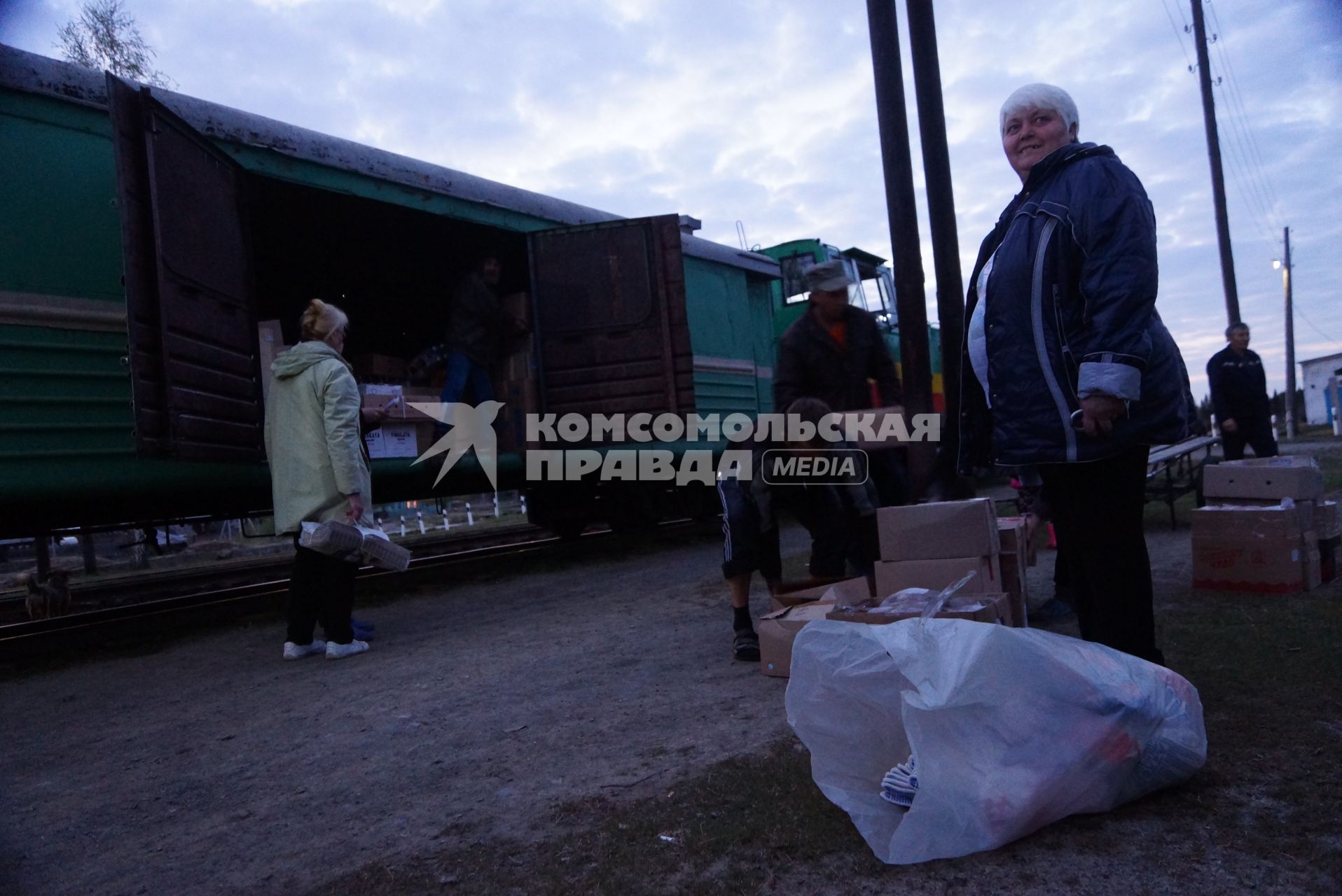 Выгрузка продуктов для магазинов, во время остановки на станции \"Ельничная\". По Алапаевской узкоколейной железной дороге, 1 раз в неделю по четвергам, на почтовом вагоне в составе пасажирского поезда доставляют почту, и продукты для магазинов в отдаленные деревни и села направлении поселка Махнево. Свердловская область