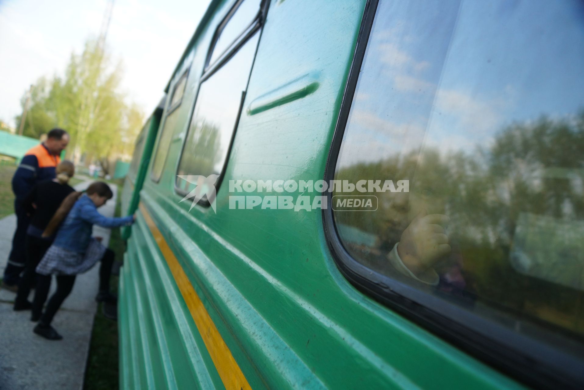 Девочка в окне пассажирского вагона на станции Алапаевск-2. По Алапаевской узкоколейной железной дороге, 1 раз в неделю по четвергам, на почтовом вагоне в составе пасажирского поезда доставляют почту, и продукты для магазинов в отдаленные деревни и села направлении поселка Махнево. Алапаевск