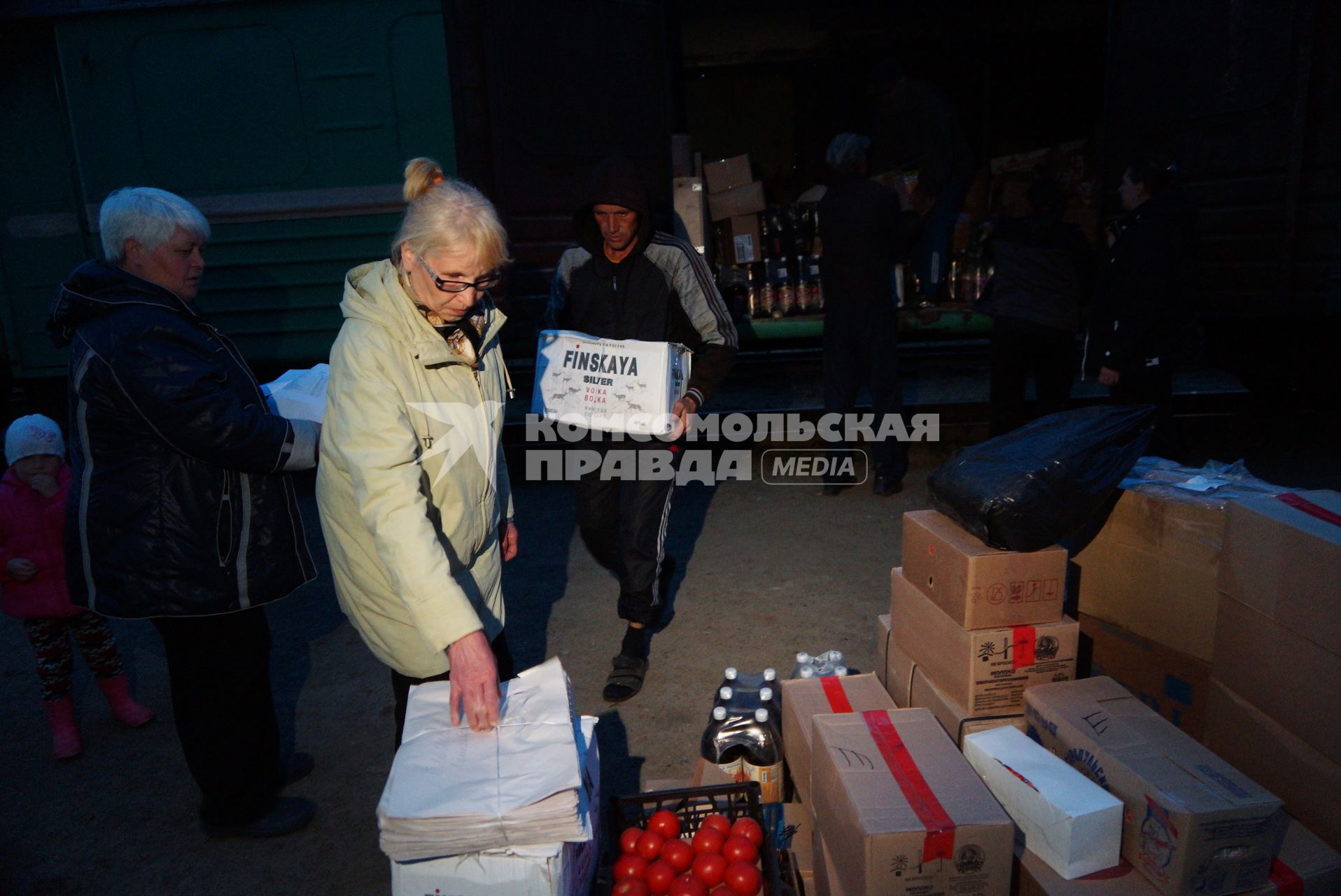 Выгрузка продуктов для магазинов, во время остановки на станции \"Ельничная\". По Алапаевской узкоколейной железной дороге, 1 раз в неделю по четвергам, на почтовом вагоне в составе пасажирского поезда доставляют почту, и продукты для магазинов в отдаленные деревни и села направлении поселка Махнево. Свердловская область