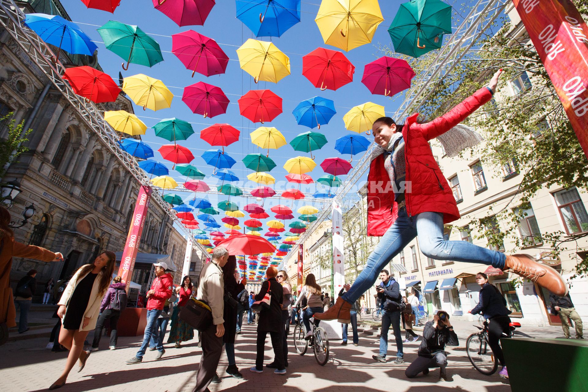 Санкт-Петербург. `Аллея парящих зонтиков` открылась на Соляной улице в рамках проведения одноименного фестиваля.