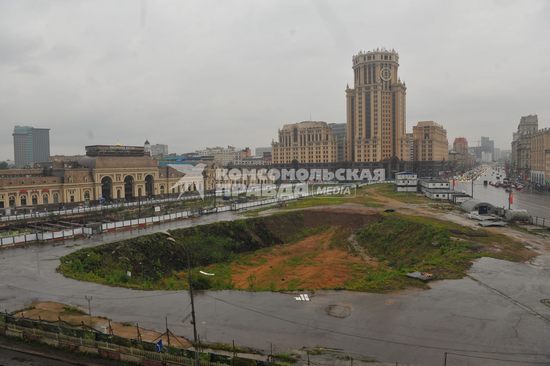 Москва. Площадь Павелецкого вокзала. Яма на месте незавершенного строительства подземного торгового центра.