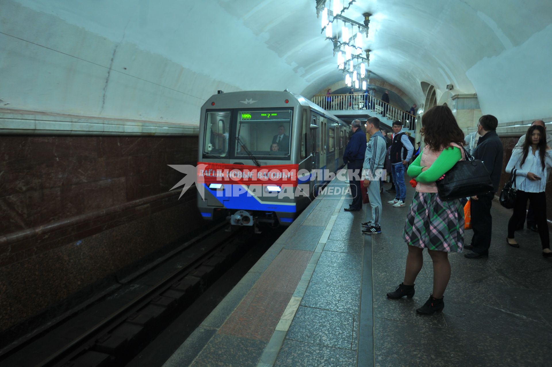 Москва.  Парад поездов, посвященный 80-летию Московского метрополитена. Поезд `Ока` на станции Добрынинская.