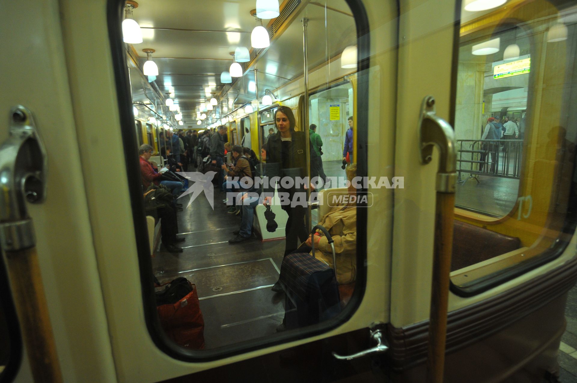 Москва.  Парад поездов, посвященный 80-летию Московского метрополитена. Пасссажиры в Ретропоезде.