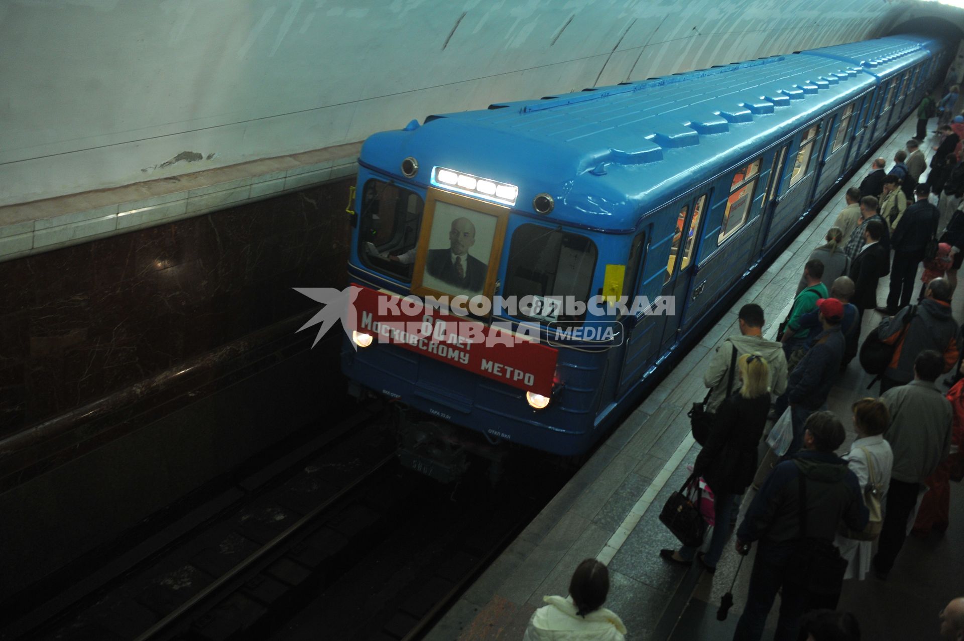 Москва.  Парад поездов, посвященный 80-летию Московского метрополитена. Поезд  `ЕжЗ` выпуска 1973 - 1977 годов на станции Добрынинская.