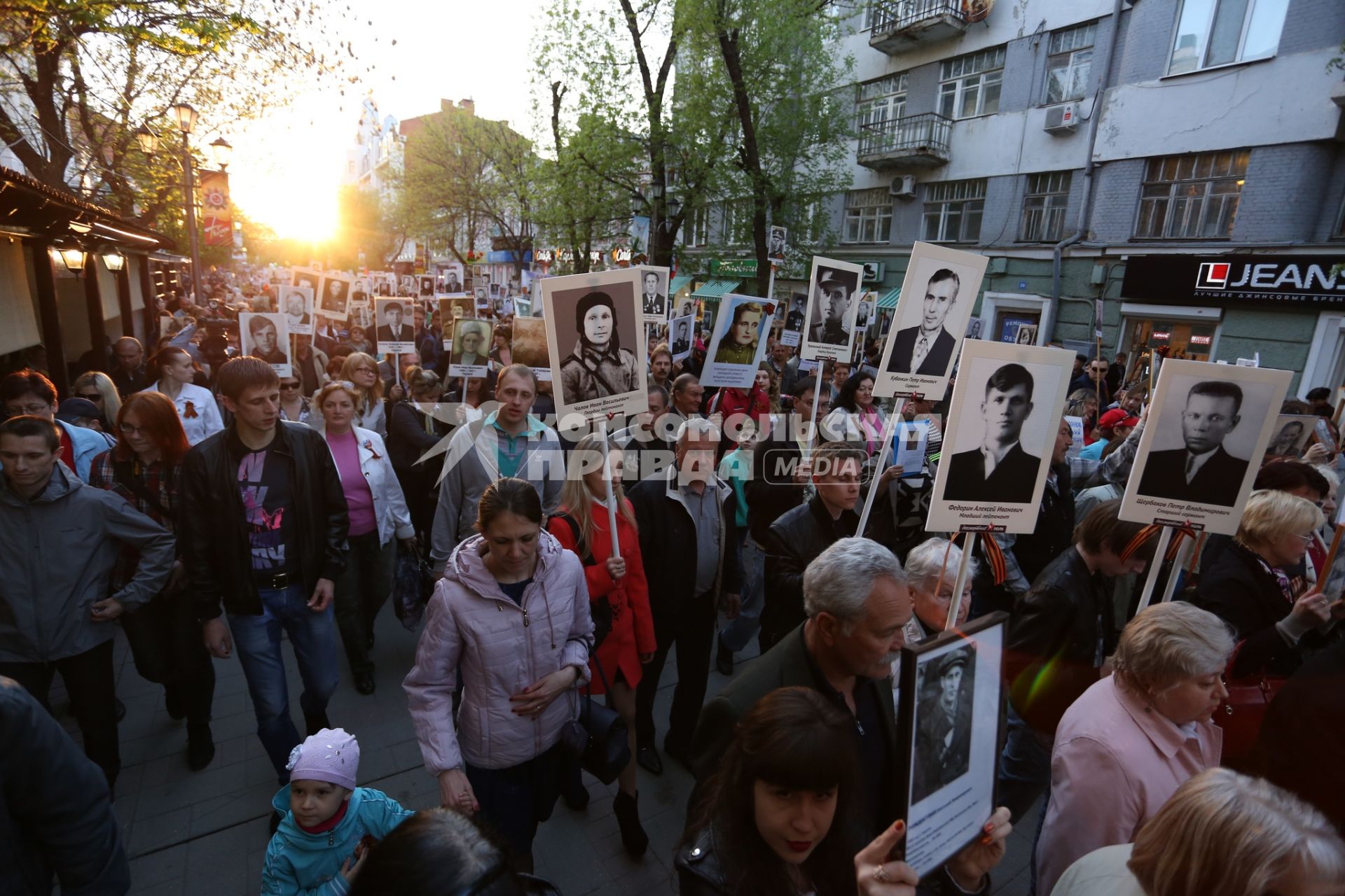 Саратов. Акция `Бессмертный полк`, посвященная 70-летию Победы в Великой Отечественной войне.