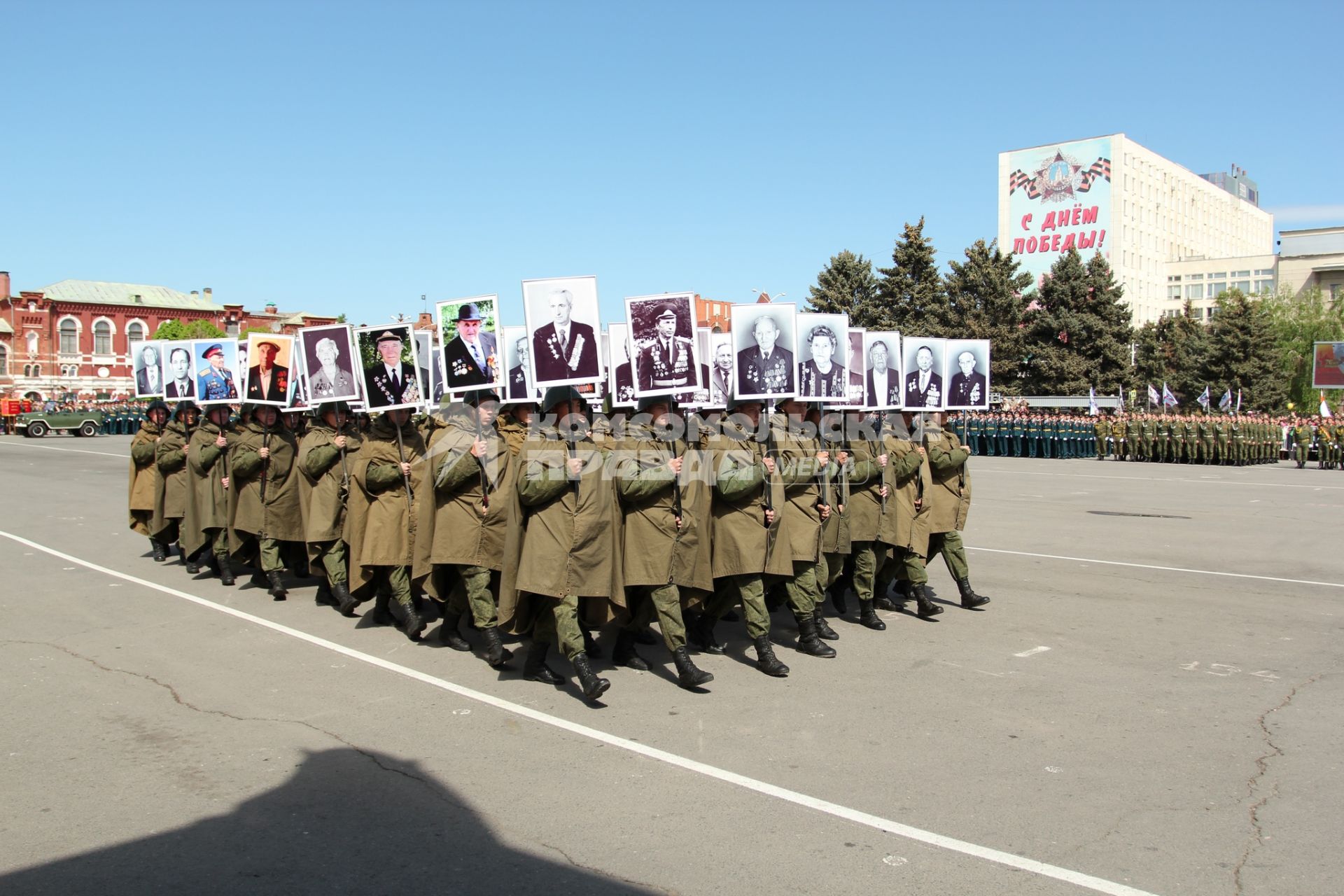 Саратов. Парад Победы, посвященный 70-летию Победы в Великой Отечественной войне. Прохождение `Бессмертного полка`.