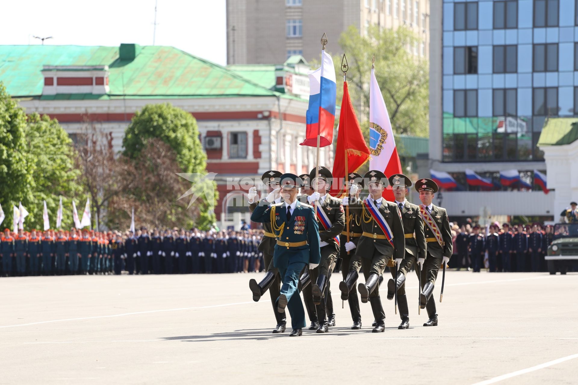 Саратов. Парад Победы, посвященный 70-летию Победы в Великой Отечественной войне. Прохождение знаменной группы.