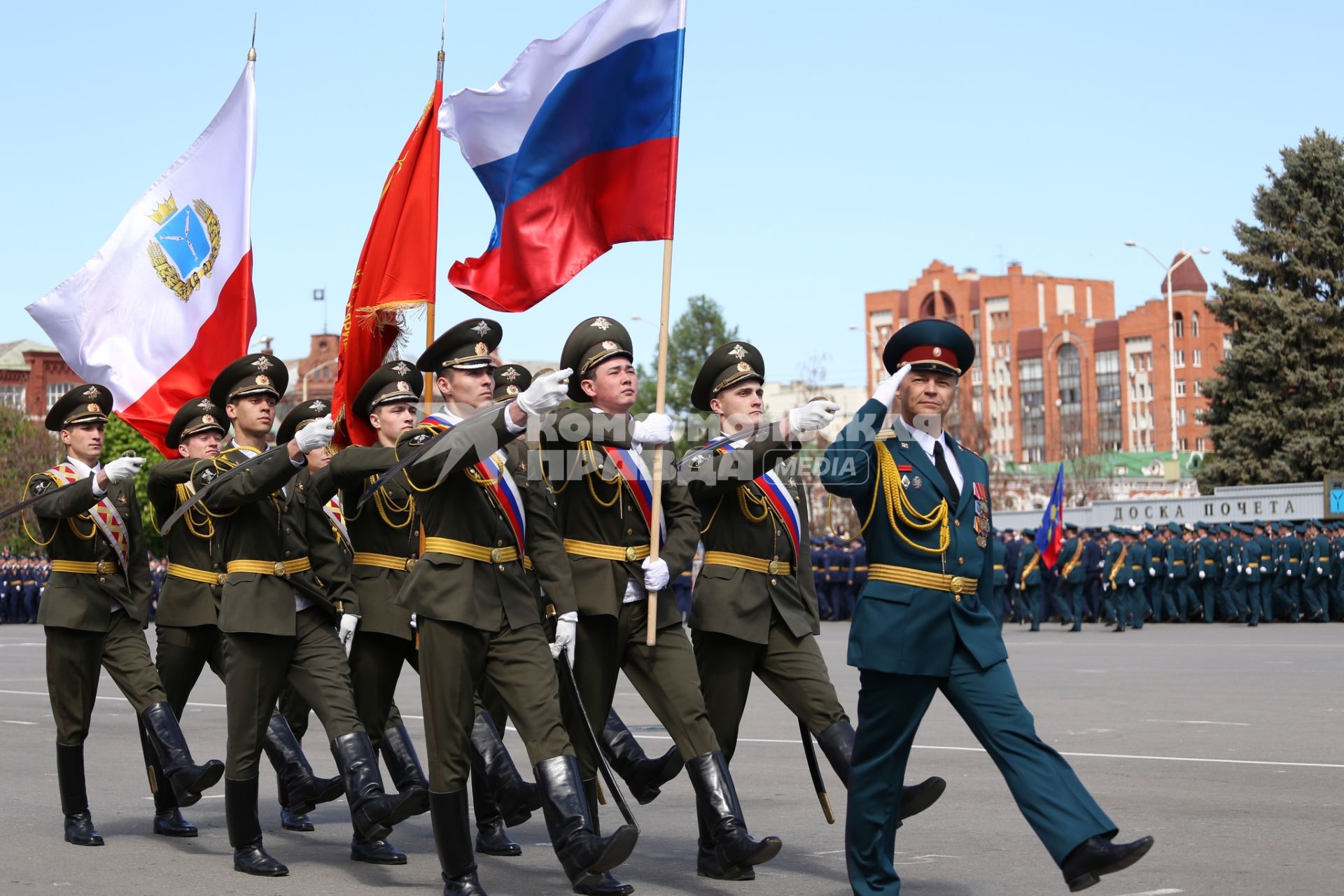 Саратов. Парад Победы, посвященный 70-летию Победы в Великой Отечественной войне. Прохождение знаменной группы.