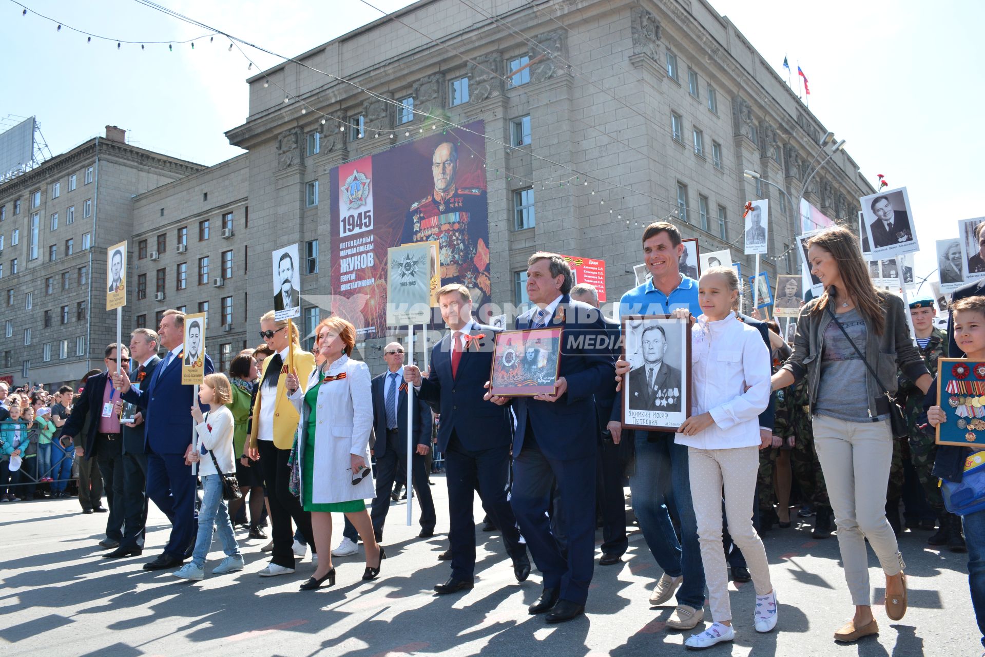 Новосибирск. Мэр Новосибирска Анатолий Локоть (в центре) принял участие в `Бессмертный полк`, посвященной 70-летию Победы в Великой Отечественной войне.