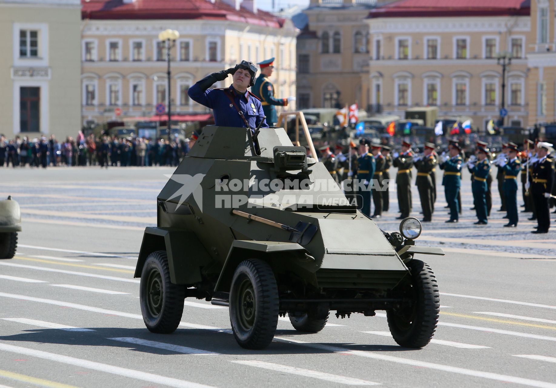 Санкт-Петербург. Военная техника времен Великой Отечественной войны на Параде Победы на Дворцовой площади в честь 70-летия Победы в Великой Отечественной войне.