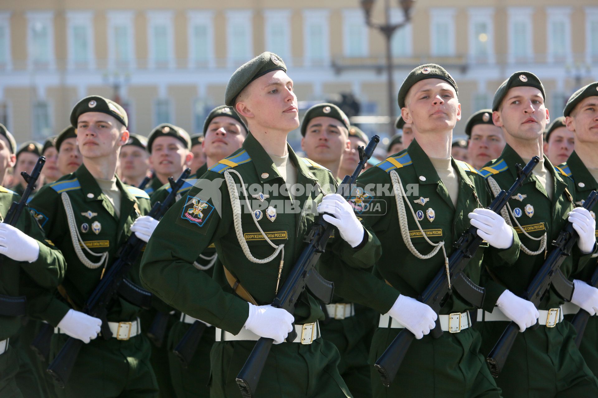 Санкт-Петербург. Военнослужащие парадных расчетов во время Парада Победы на Дворцовой площади в честь 70-летия Победы в Великой Отечественной войне.