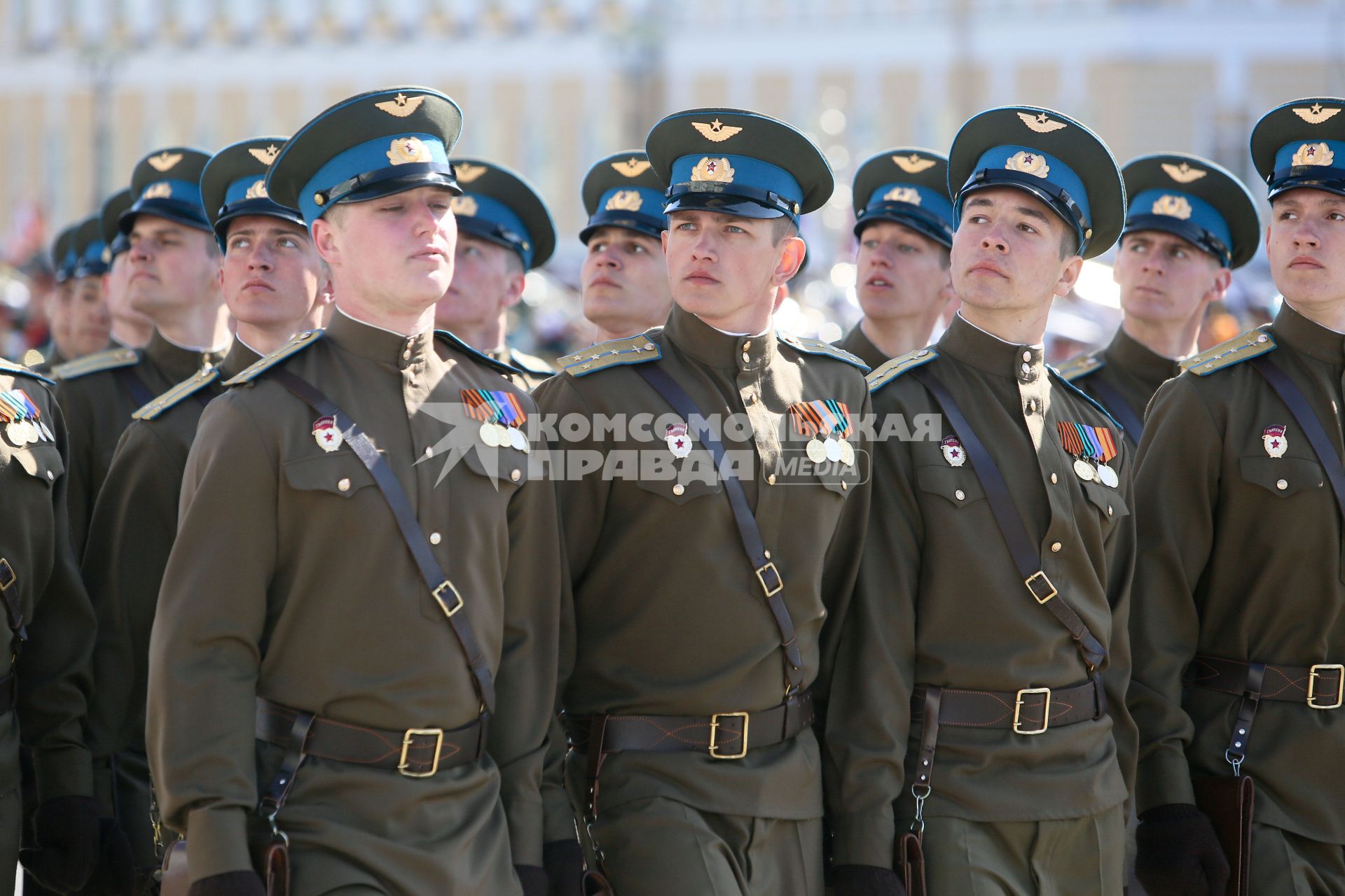 Санкт-Петербург. Парад Победы на Дворцовой площади в честь 70-летия Победы в Великой Отечественной войне. Подразделения в форме советских войск времен Великой Отечественной войны.