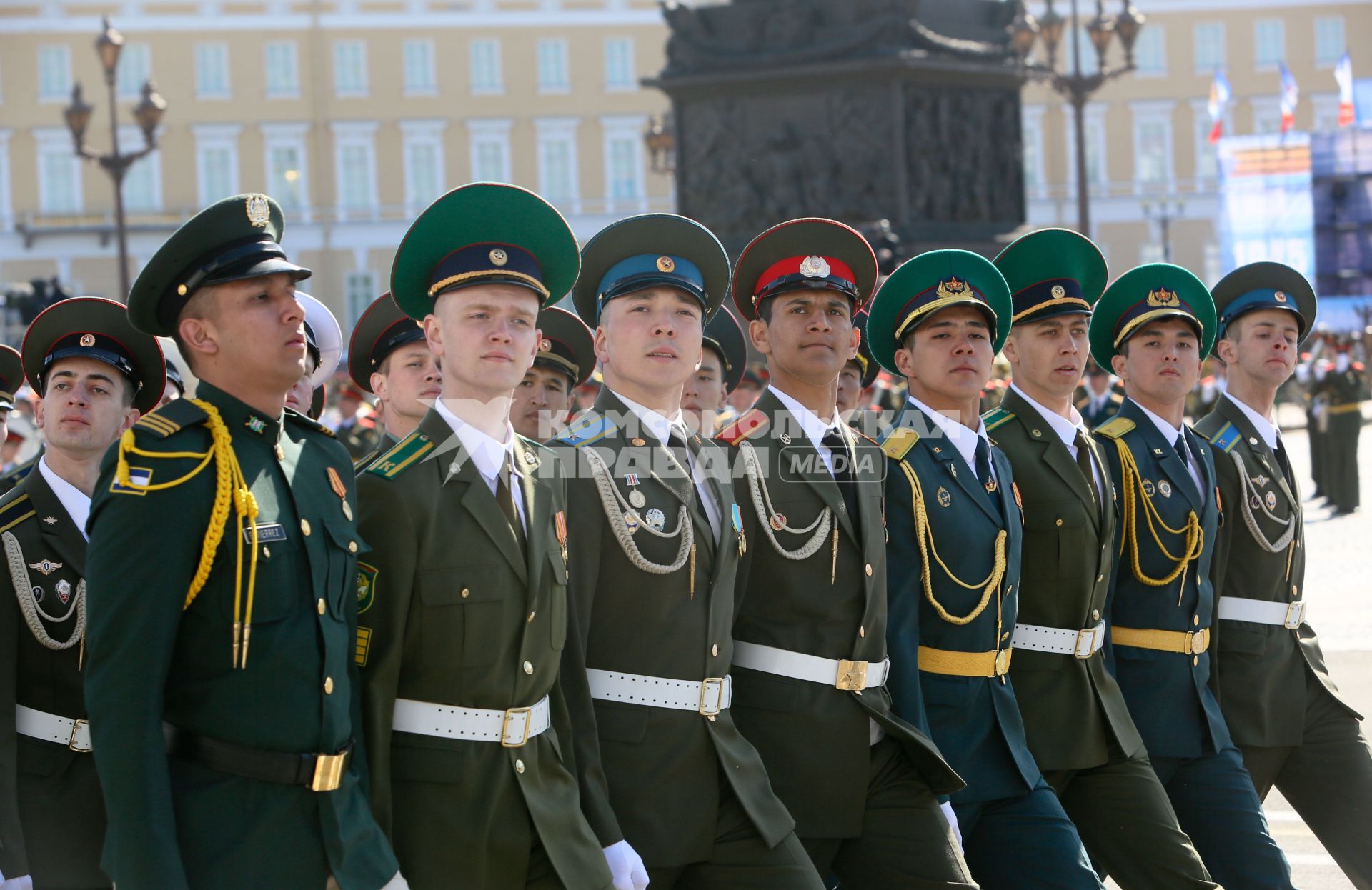 Санкт-Петербург. Парад Победы на Дворцовой площади в честь 70-летия Победы в Великой Отечественной войне. Пешая колонна иностранцев из четырнадцати стран мира, которые учатся в военных вузах Санкт-Петербурга.