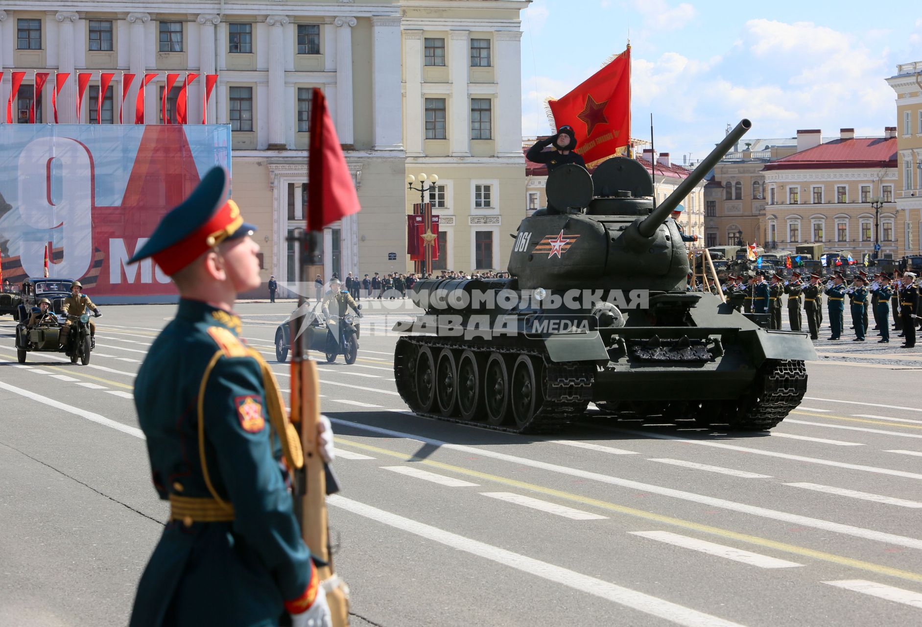 Санкт-Петербург. танк Т-34 на Параде Победы на Дворцовой площади в честь 70-летия Победы в Великой Отечественной войне.