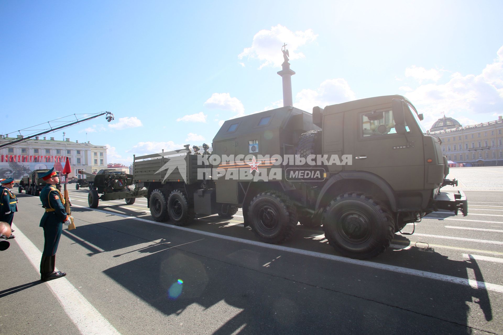 Санкт-Петербург.  КАМАЗ-63501 с крупнокалиберной гаубицей МСТА-Б на Параде Победы на Дворцовой площади в честь 70-летия Победы в Великой Отечественной войне.