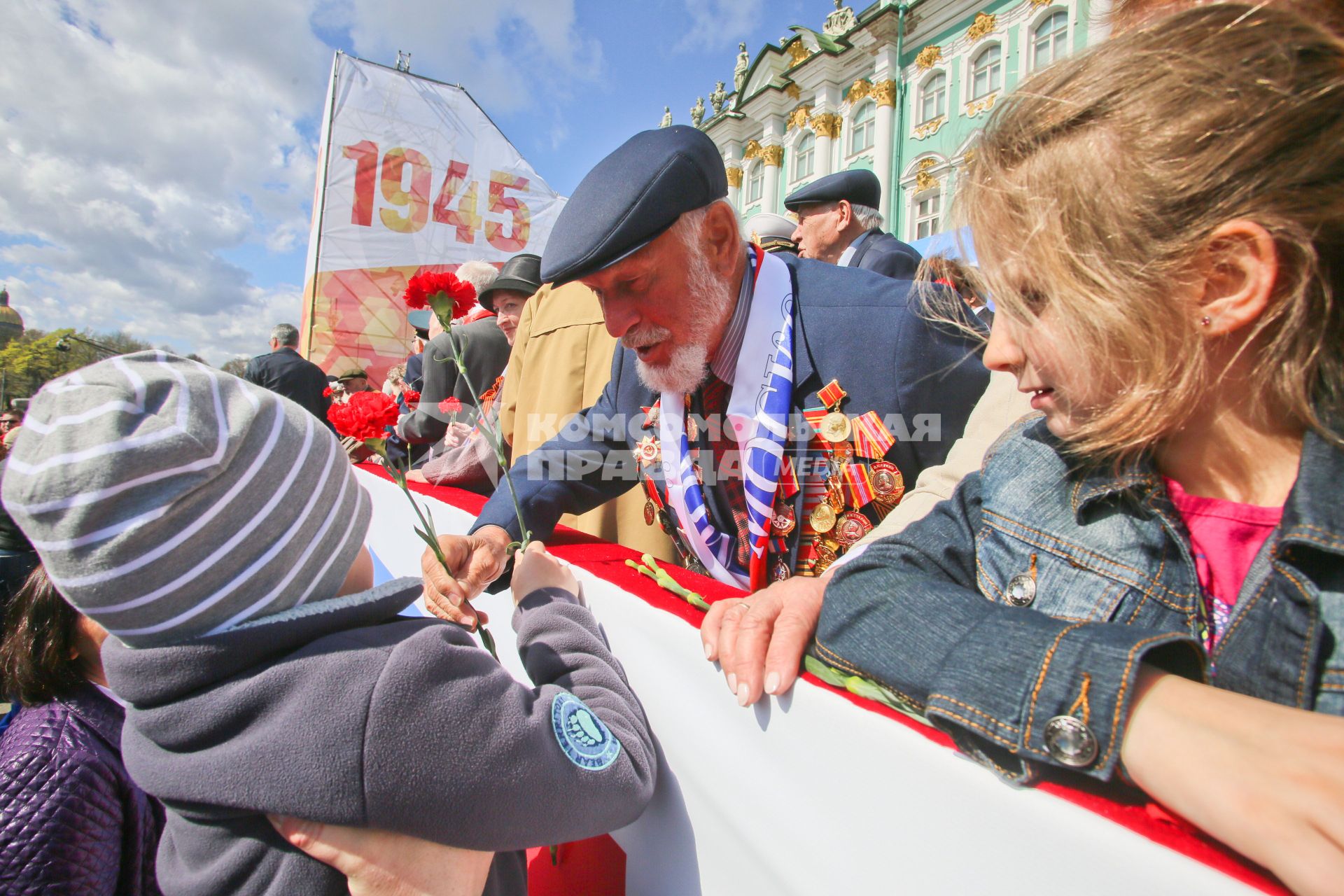 Санкт-Петербург. Парад Победы на Дворцовой площади в честь 70-летия Победы в Великой Отечественной войне.