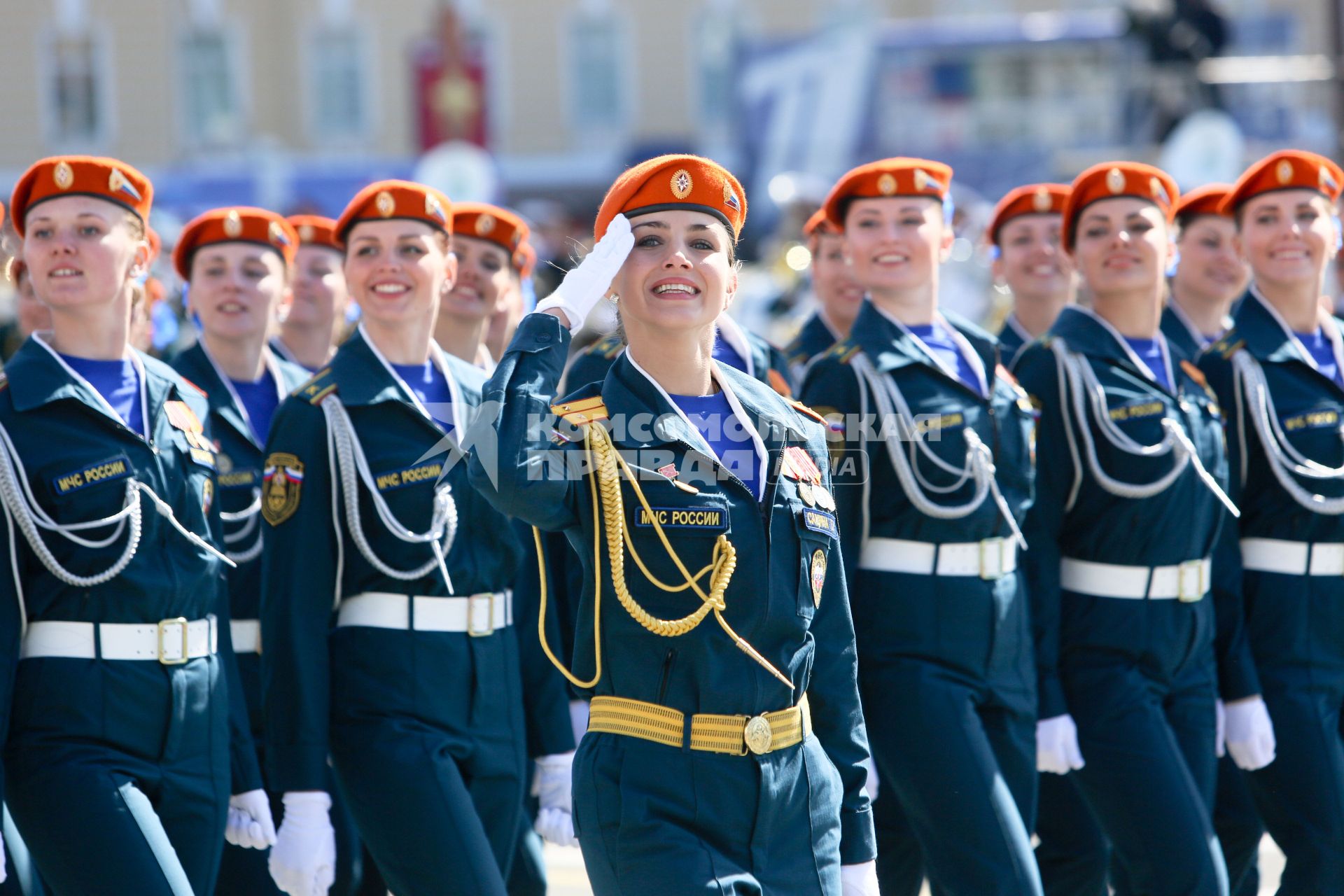 Санкт-Петербург. Парад Победы на Дворцовой площади в честь 70-летия Победы в Великой Отечественной войне. Курсанты Санкт-Петербургского университета МЧС России.