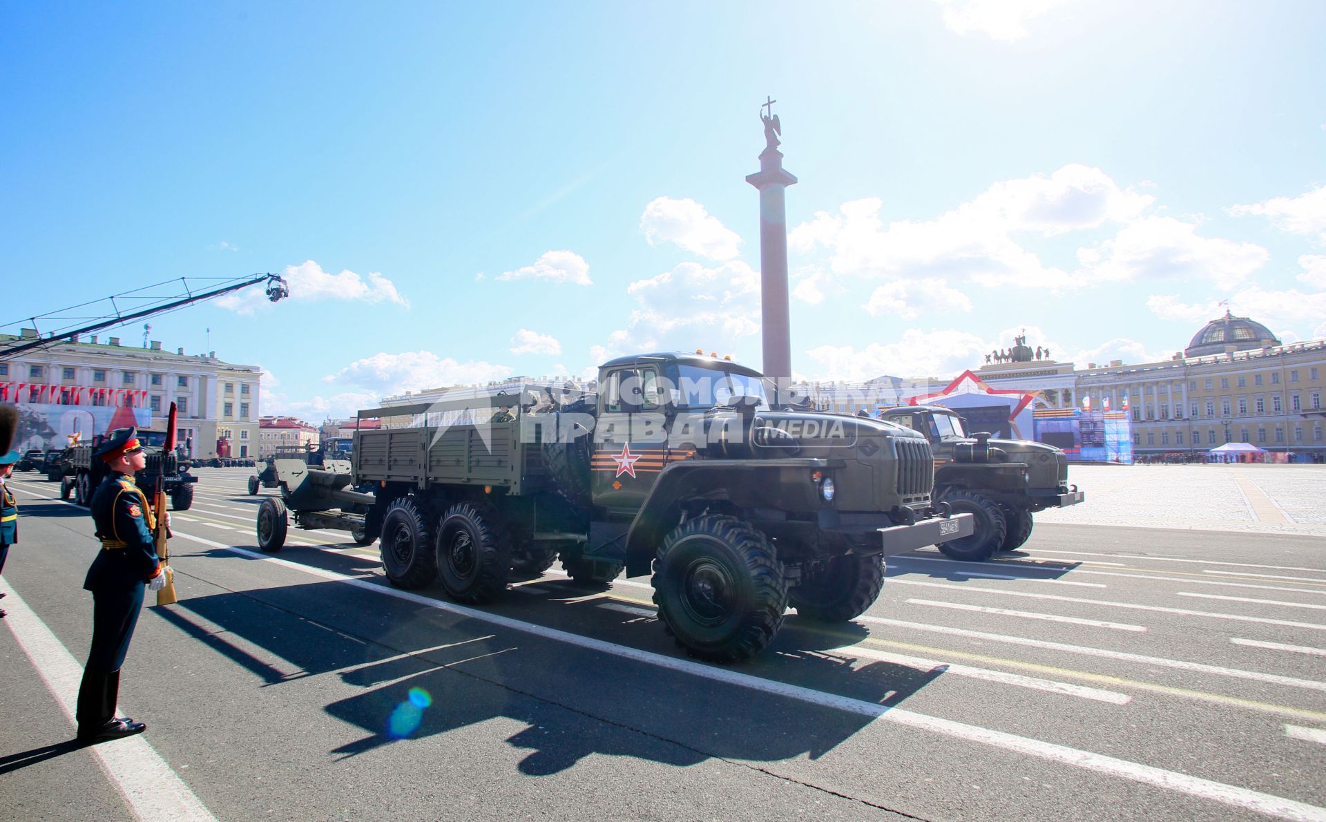 Санкт-Петербург. УРАЛ-4320 с гаубицей Д-30 на Параде Победы на Дворцовой площади в честь 70-летия Победы в Великой Отечественной войне.