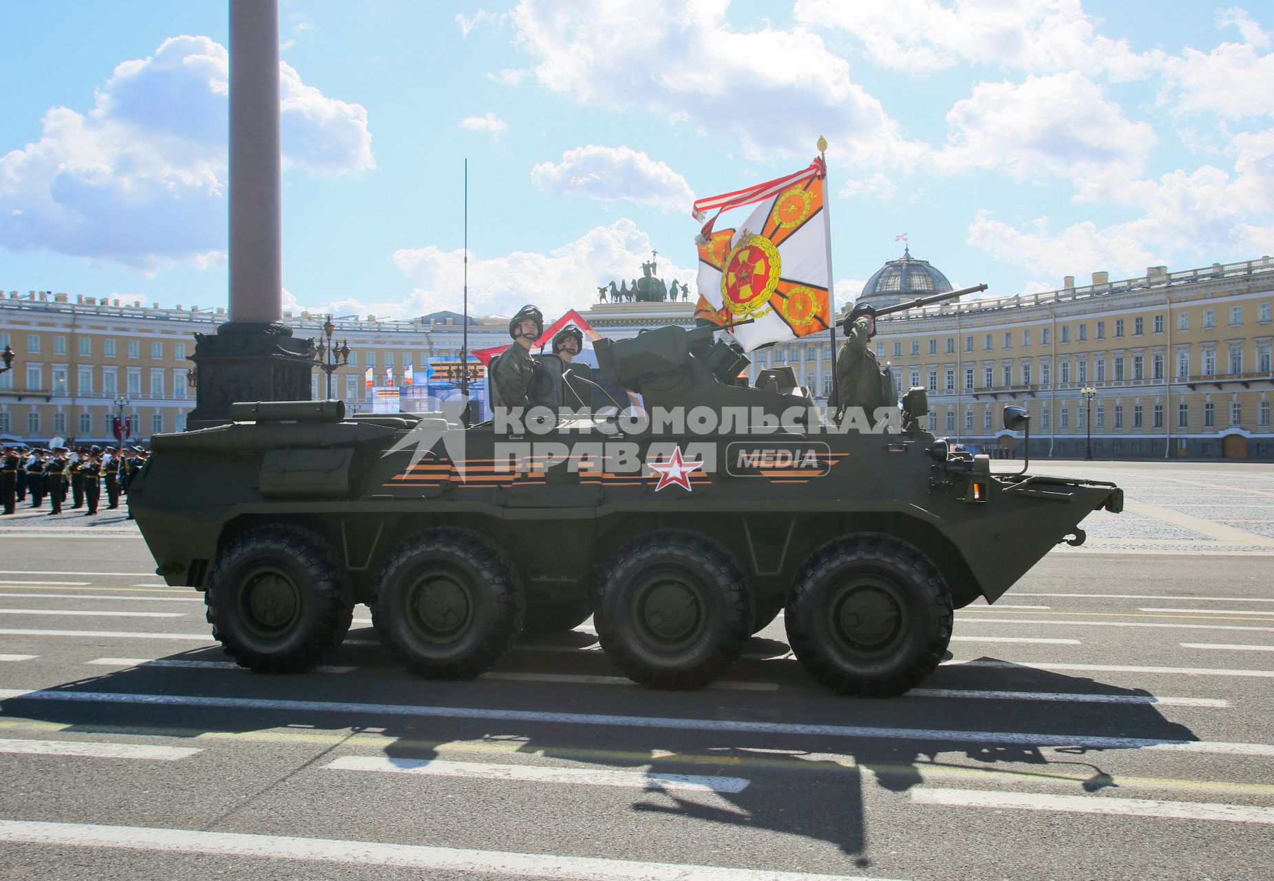 Санкт-Петербург. Бронетранспортер БТР-82А на Параде Победы на Дворцовой площади в честь 70-летия Победы в Великой Отечественной войне.