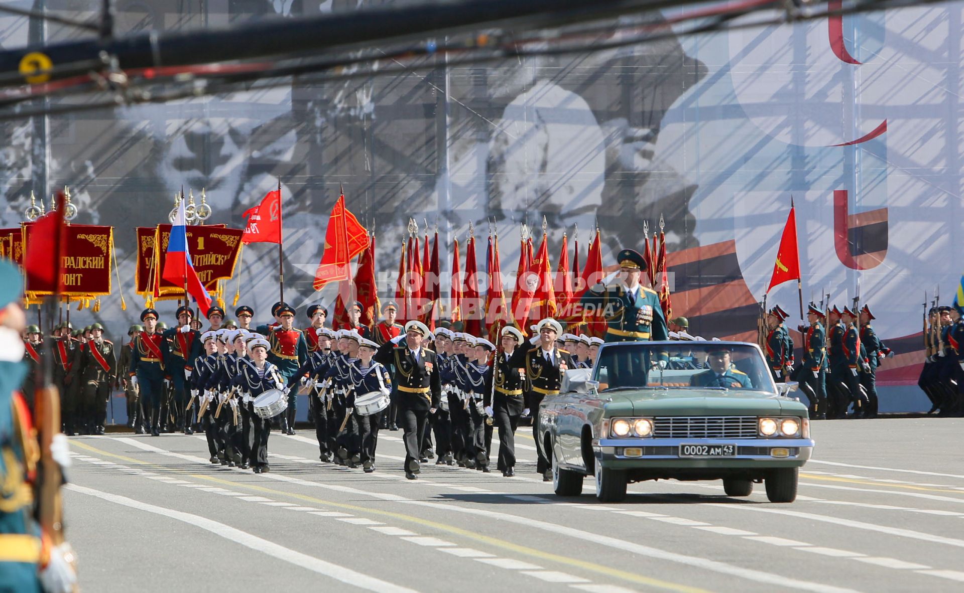 Санкт-Петербург. Парад Победы на Дворцовой площади в честь 70-летия Победы в Великой Отечественной войне. Главнокомандующий Западным военным округом Анатолий Сидоров и барабанщики Кронштадского морского кадетского корпуса.