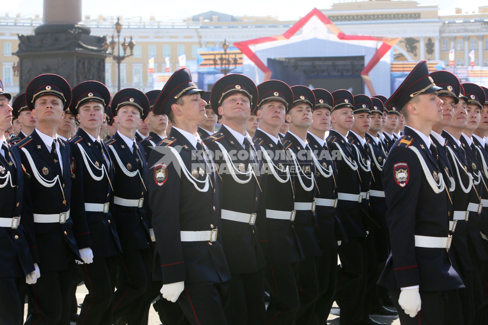 Санкт-Петербург. Парад Победы на Дворцовой площади в честь 70-летия Победы в Великой Отечественной войне. Парадный расчет Санкт-Петербургского военного института Внутренних войск МВД России.