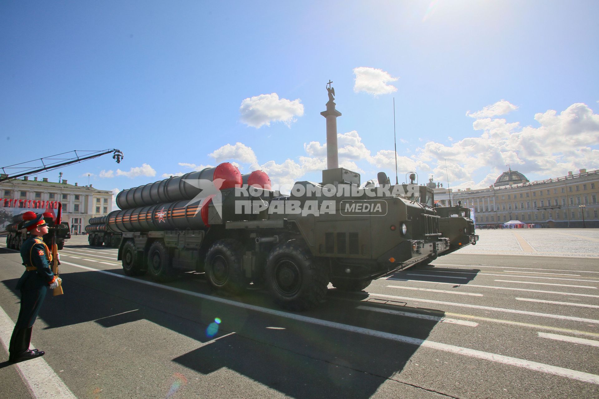 Санкт-Петербург. Зенитно-ракетный комплекс С-300 на Параде Победы на Дворцовой площади в честь 70-летия Победы в Великой Отечественной войне.