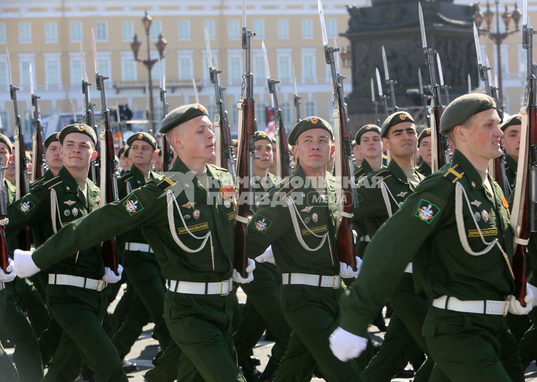 Санкт-Петербург. Военнослужащие парадных расчетов во время Парада Победы на Дворцовой площади в честь 70-летия Победы в Великой Отечественной войне.