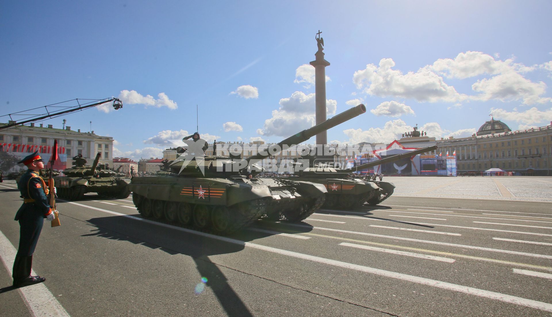 Санкт-Петербург. Танки Т-72Б3 на Параде Победы на Дворцовой площади в честь 70-летия Победы в Великой Отечественной войне.