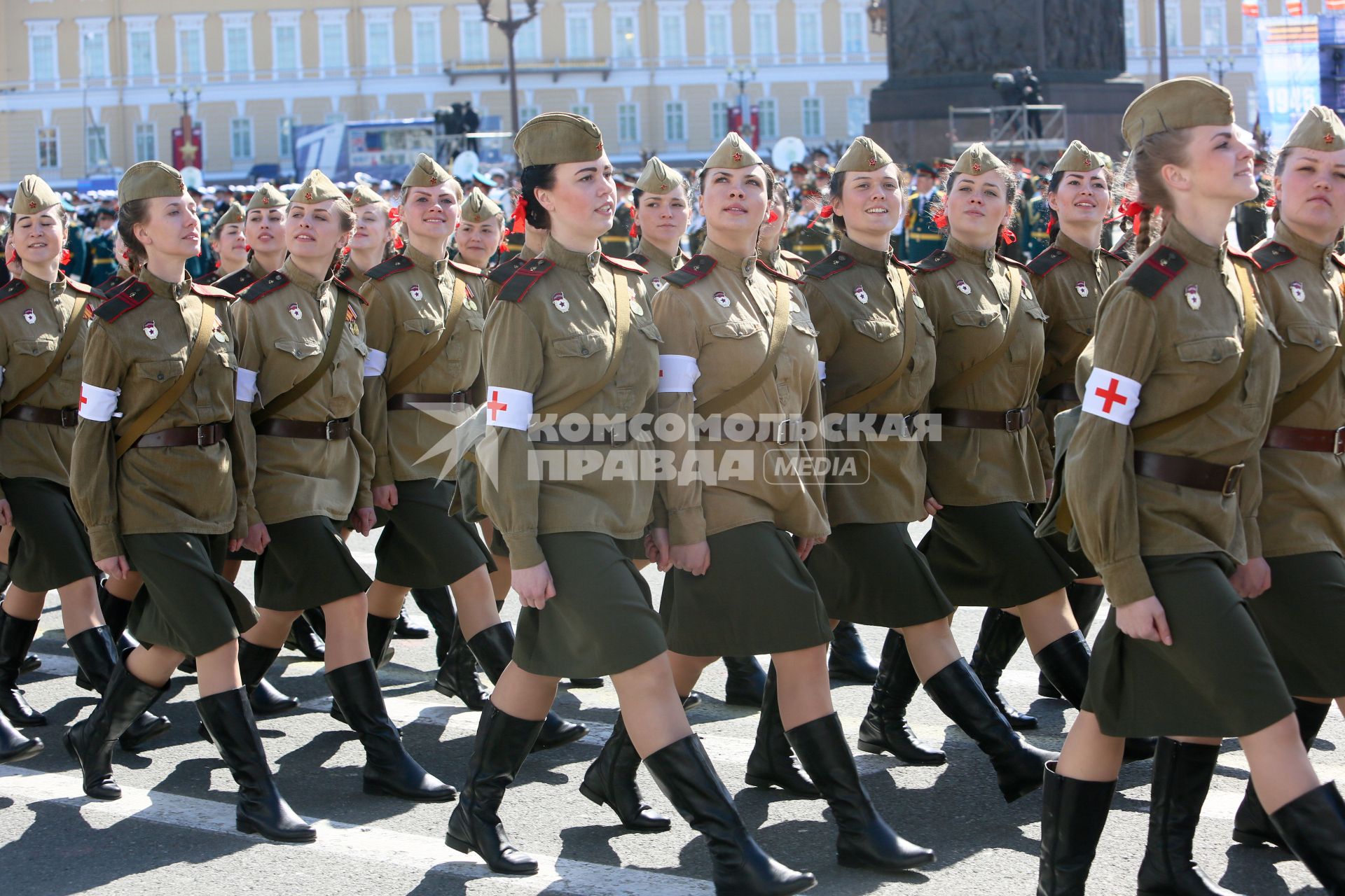 Санкт-Петербург. Парад Победы на Дворцовой площади в честь 70-летия Победы в Великой Отечественной войне. Подразделения в форме советских войск времен Великой Отечественной войны.