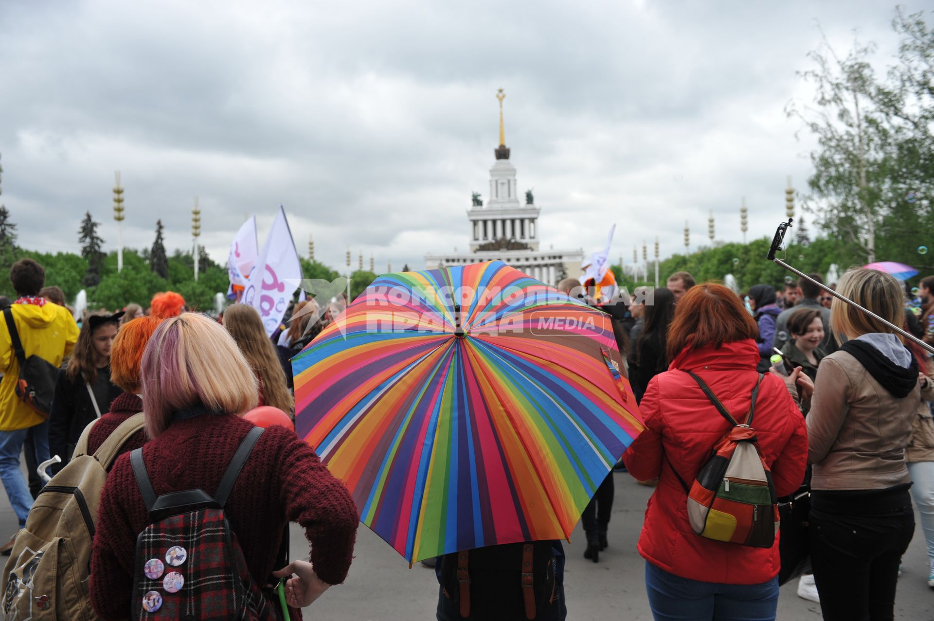 Участники парада мыльных пузырей `DreamFlash` на ВДНХ в Москве.