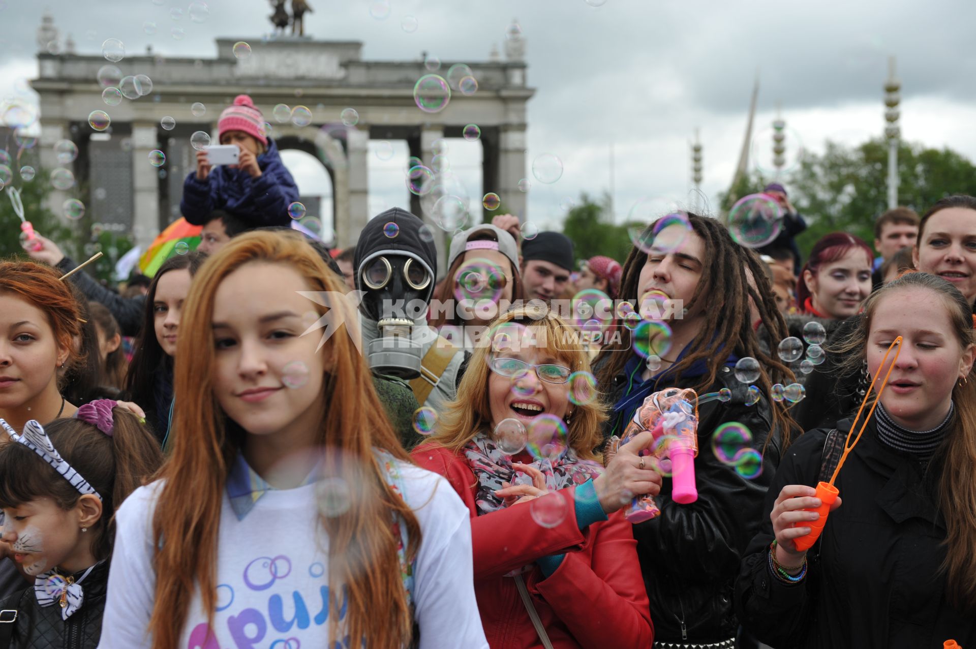 Участники парада мыльных пузырей `DreamFlash` на ВДНХ в Москве.