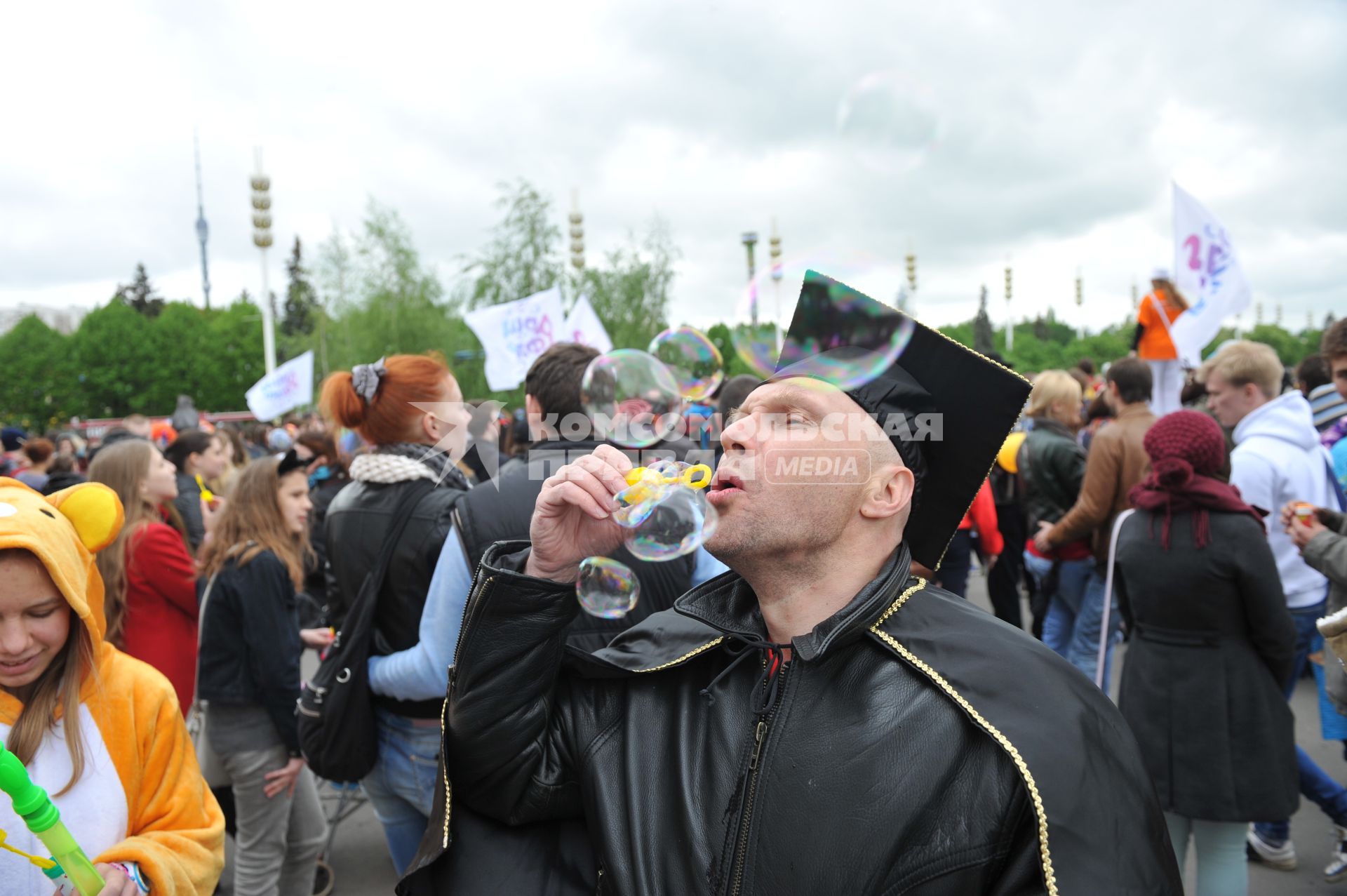 Участник парада мыльных пузырей `DreamFlash` на ВДНХ в Москве.