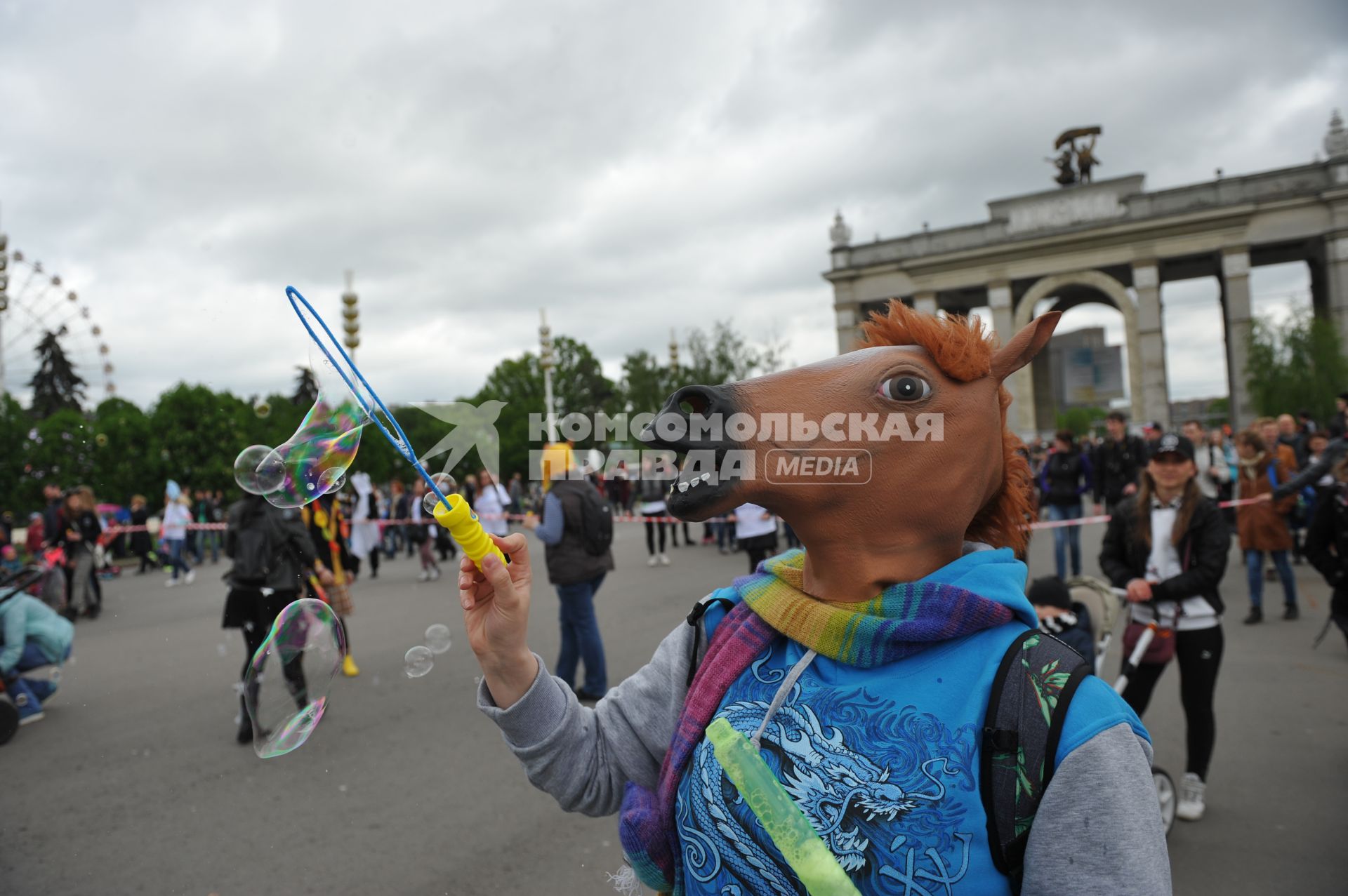 Участник парада мыльных пузырей `DreamFlash` на ВДНХ в Москве.