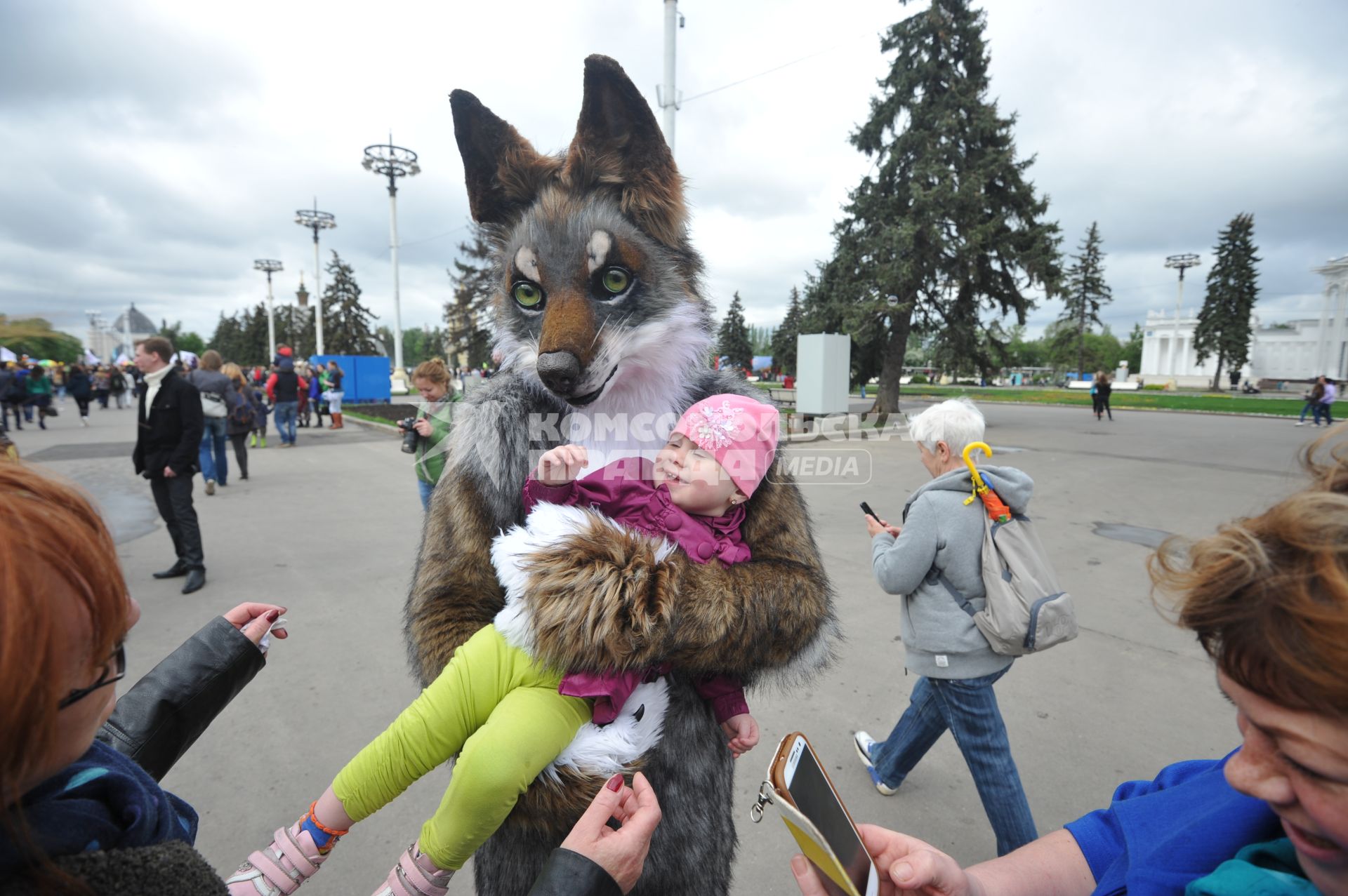 Участники парада мыльных пузырей `DreamFlash` на ВДНХ в Москве.