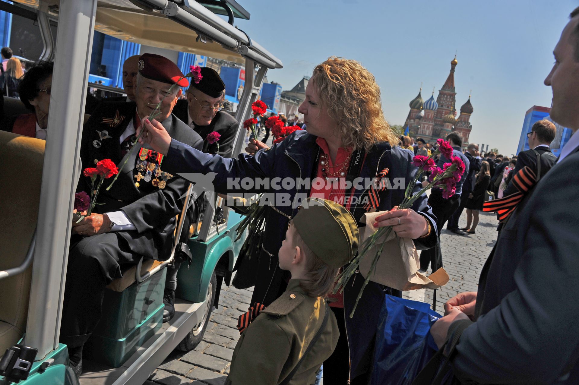 Москва. Люди дарят цветы ветеранам после Парада на Красной площади, в честь 70-летия Победы в Великой Отечественной войне.