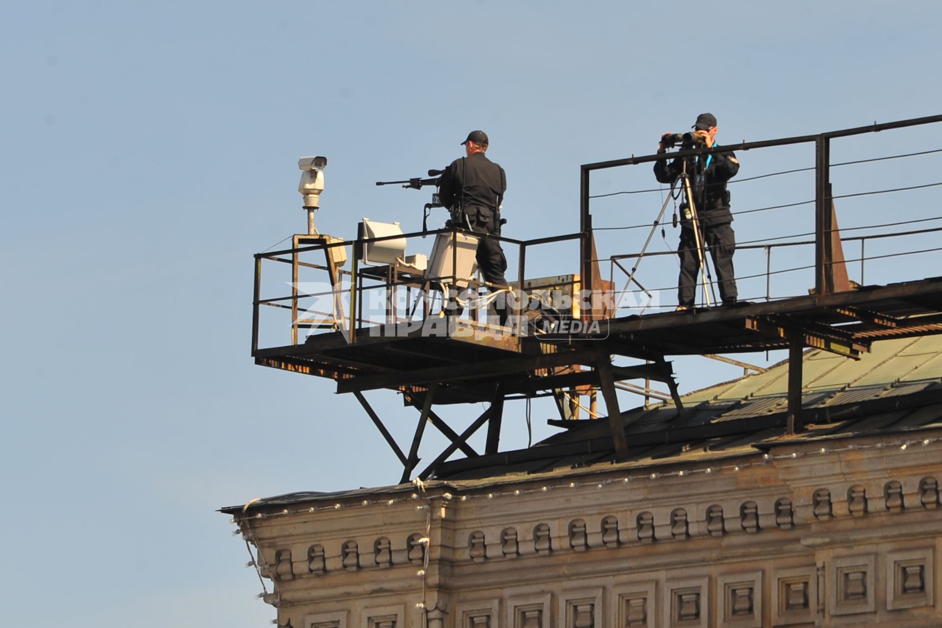 Москва. Сотрудники службы безопасности на Спасской башне наблюдают за военным парадом на Красной площади, в честь 70-летия Победы в Великой Отечественной войне