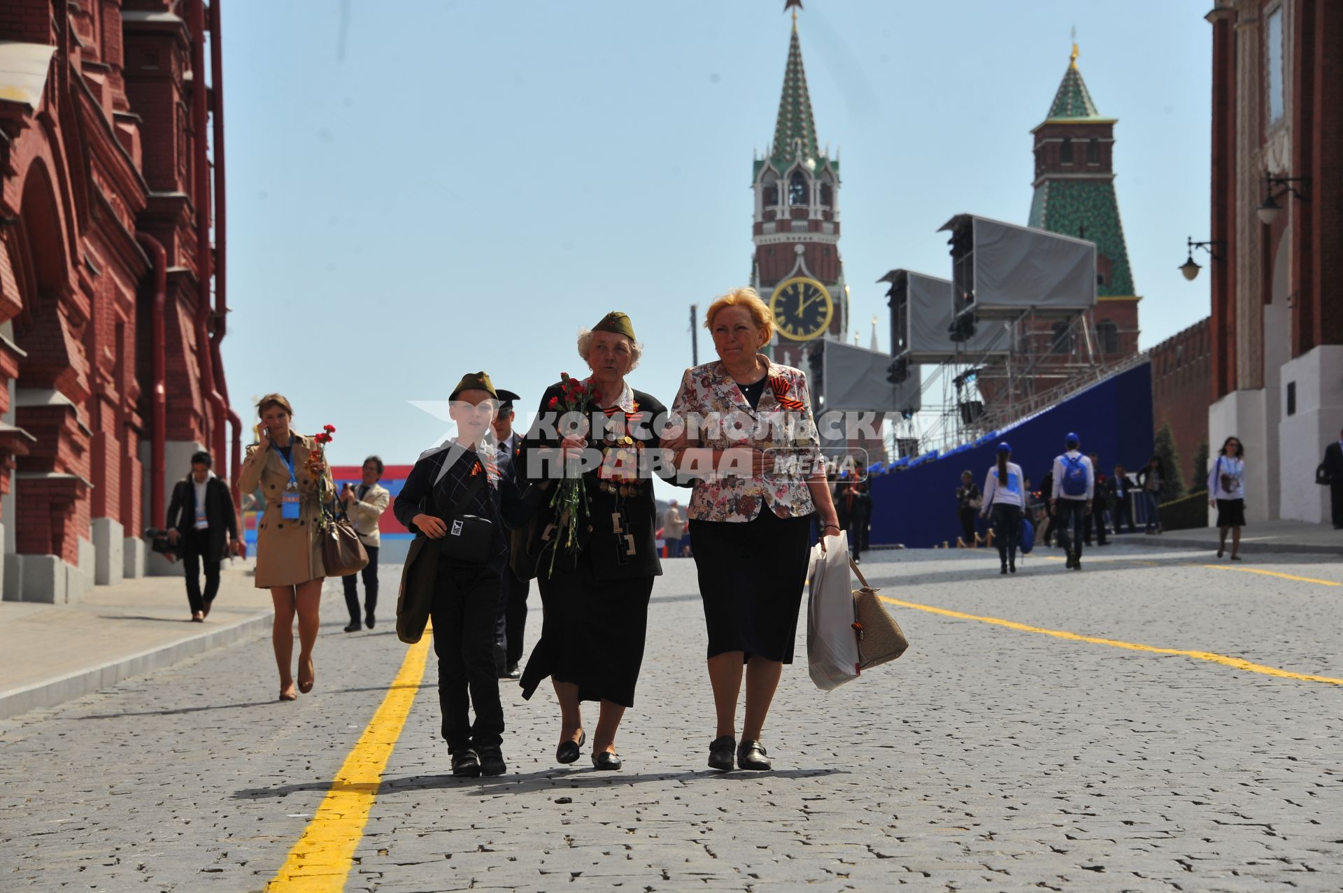 Москва. Люди гуляют по Красной площади после Парада, в честь 70-летия Победы в Великой Отечественной войне.