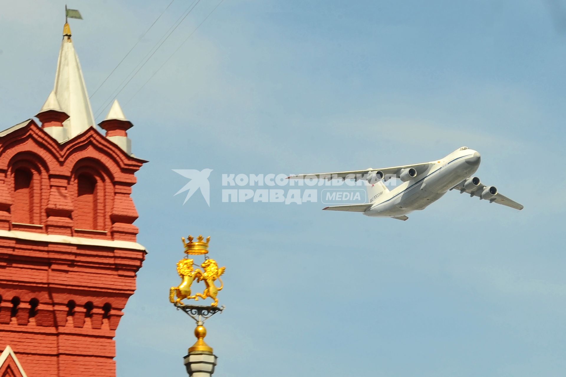 Москва. Тяжелый дальний транспортный самолёт АН-124-100 во время парада авиации на Красной площади, в честь 70-летия Победы в Великой Отечественной войне.