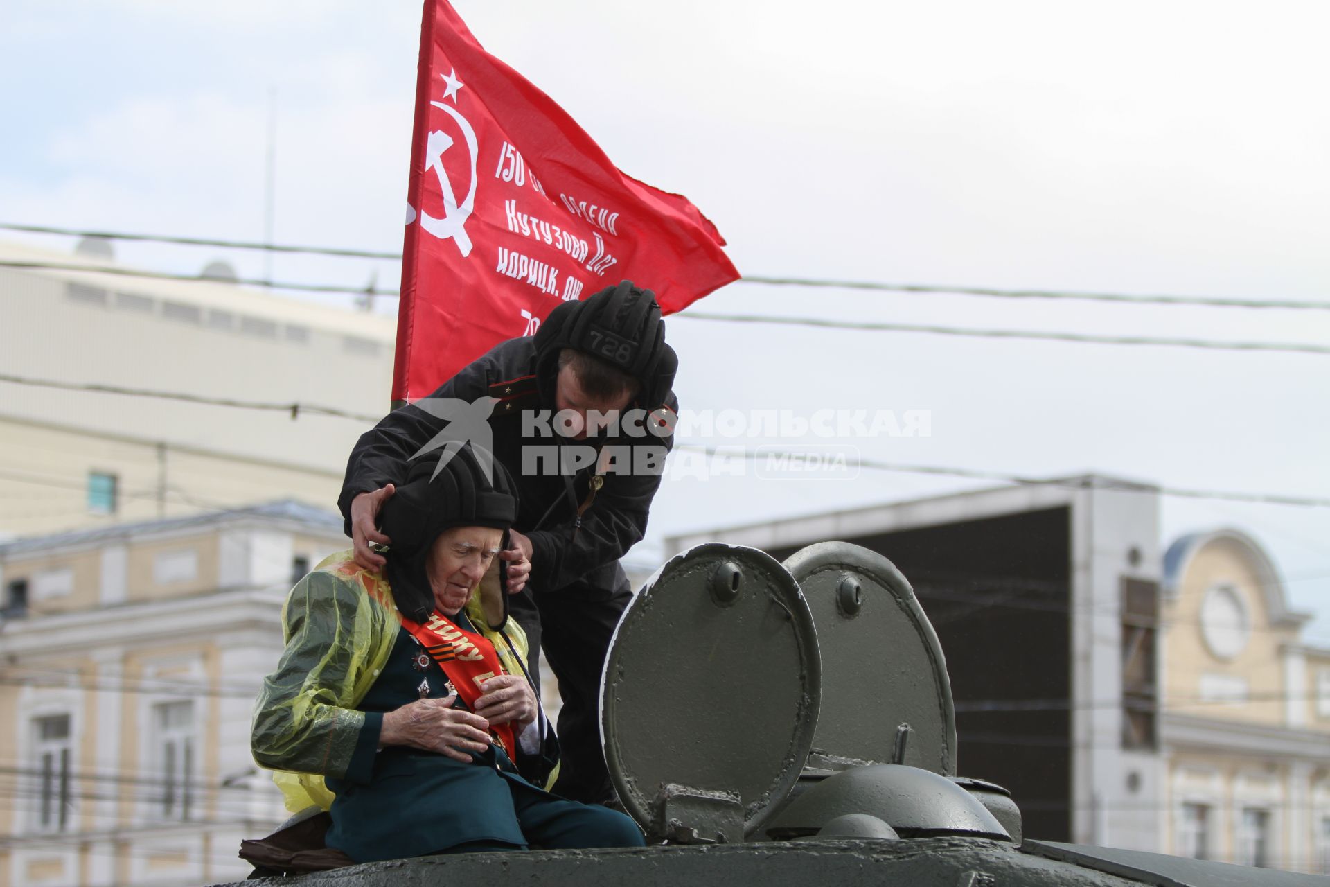 Ставрополь. Танкист-ветеран на Параде Победы в честь 70-летия Победы в Великой Отечественной войне.