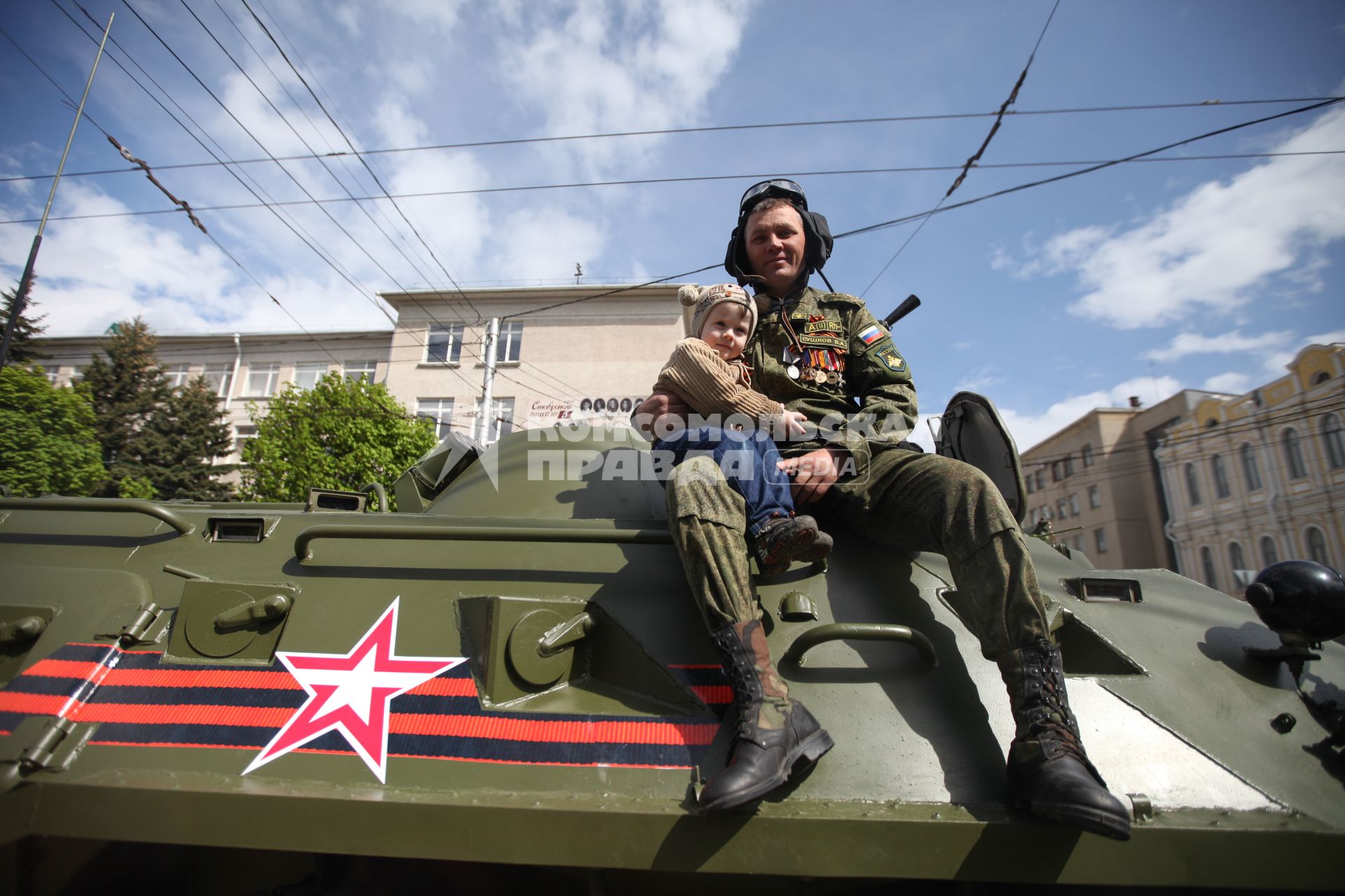 Ставрополь. Военнослужащий с ребенком во время Парада Победы в честь 70-летия Победы в Великой Отечественной войне.