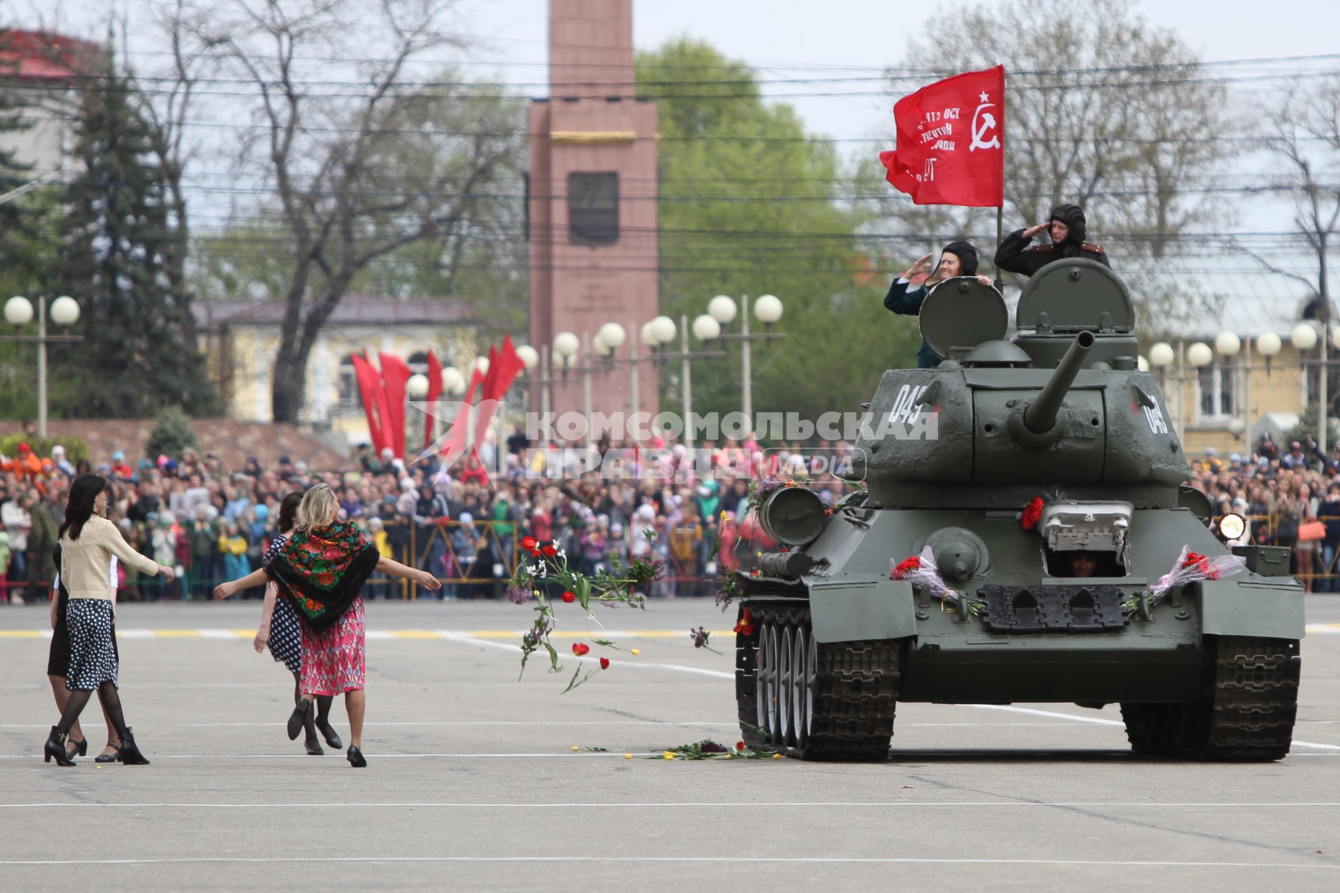 Ставрополь. танк Т-34 со Знаменем Победы на Параде Победы в честь 70-летия Победы в Великой Отечественной войне.