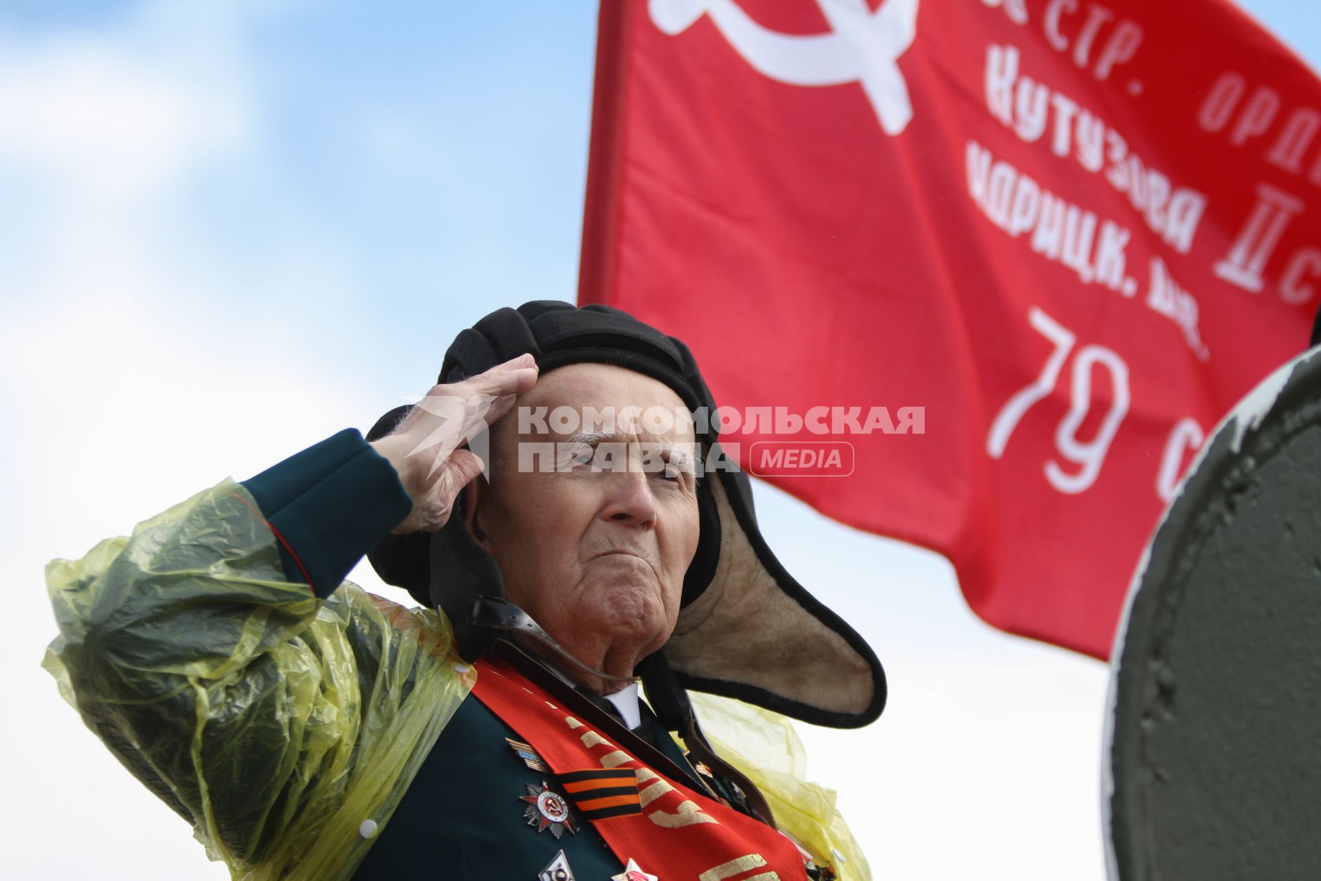 Ставрополь. Танкист-ветеран на Параде Победы в честь 70-летия Победы в Великой Отечественной войне.