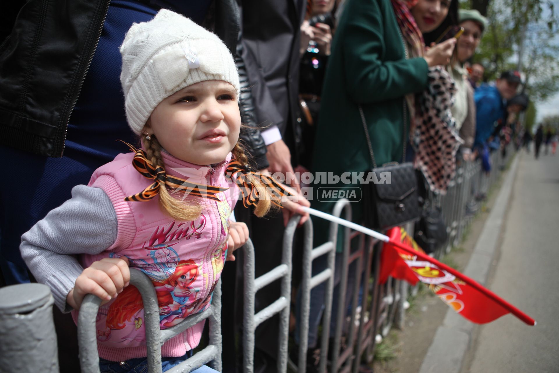 Ставрополь. Девочка среди зрителей на Параде Победы в честь 70-летия Победы в Великой Отечественной войне.