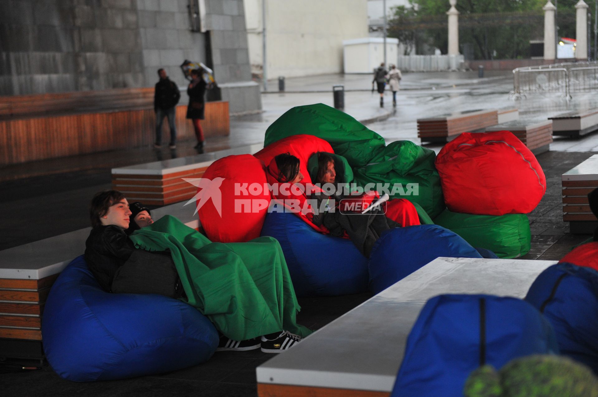 Зрители во время просмотра фильма в кинотеатре под открытым небом `Пионер` в Центральном парке Культуры и Отыха им. Горького в Москве.