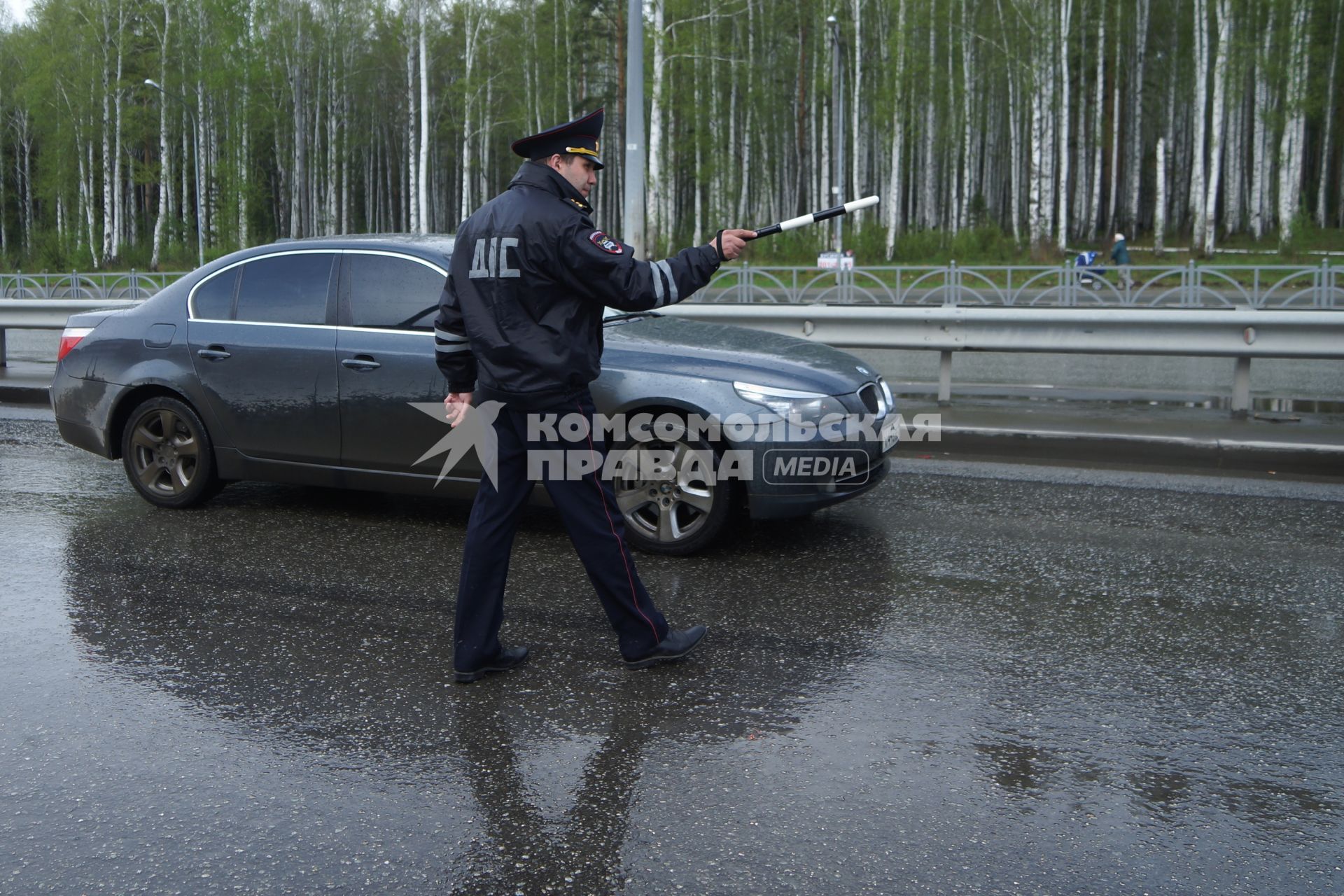 Полицейский ГИБДД с жезлом, останавливает машину с тонировкой во время рейда. Екатеринбург